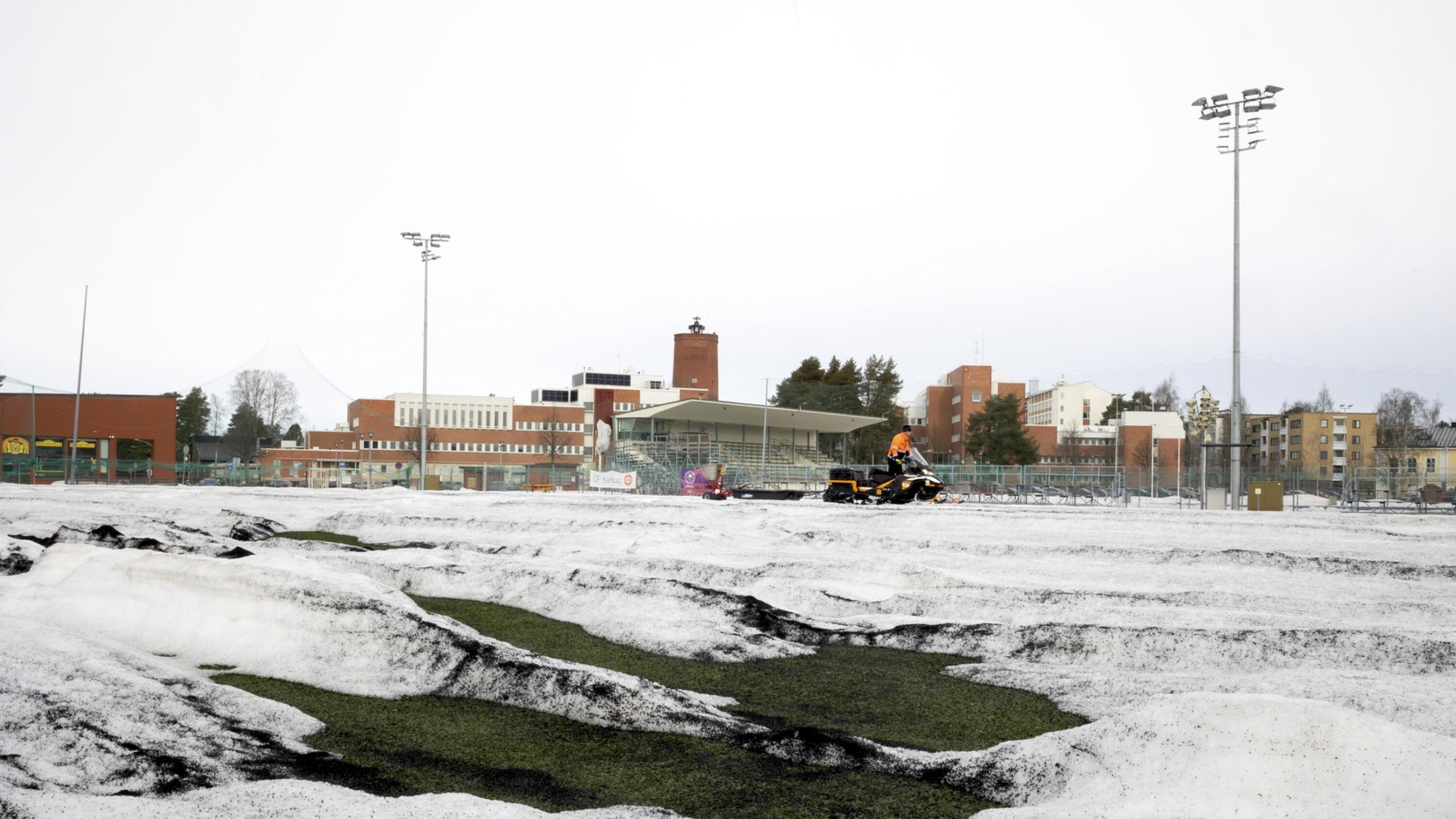 Lumi pilaa pelit liikuntapuistossa – paikalliset sarja-avaukset siirtymässä  pallohalliin: ''Tämä on todella turhauttavaa'' | Kainuun Sanomat
