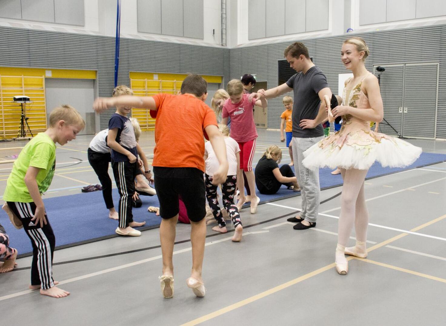 Mekin ruvetaan harrastamaan balettia” – Merenojan koululaiset olivat  innoissaan, kun pääsivät Suomen Kansallisbaletin tanssityöpajaan, jossa  opeteltiin muun muassa piruetteja – katso videot! | Kalajokiseutu