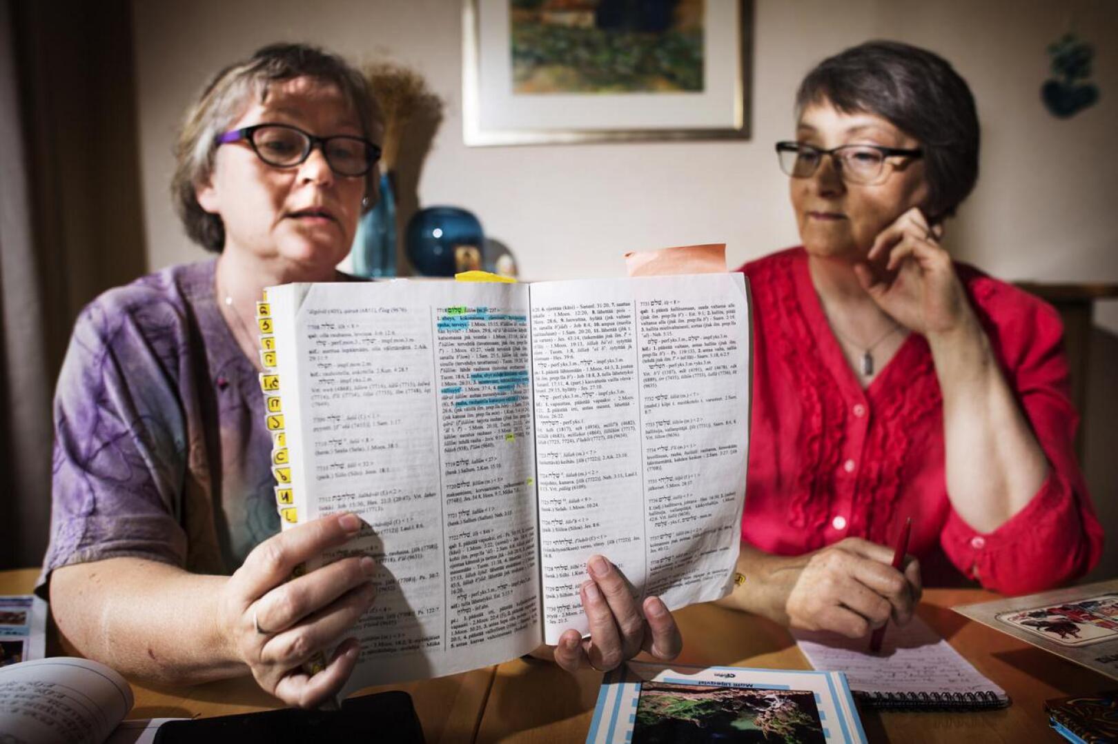 Kokkolalaiset Lea Ridanpää ja Aune-Inkeri Björkström opettavat hepreaa,  jossa heitä koukuttaa jo kielen rakenne – 