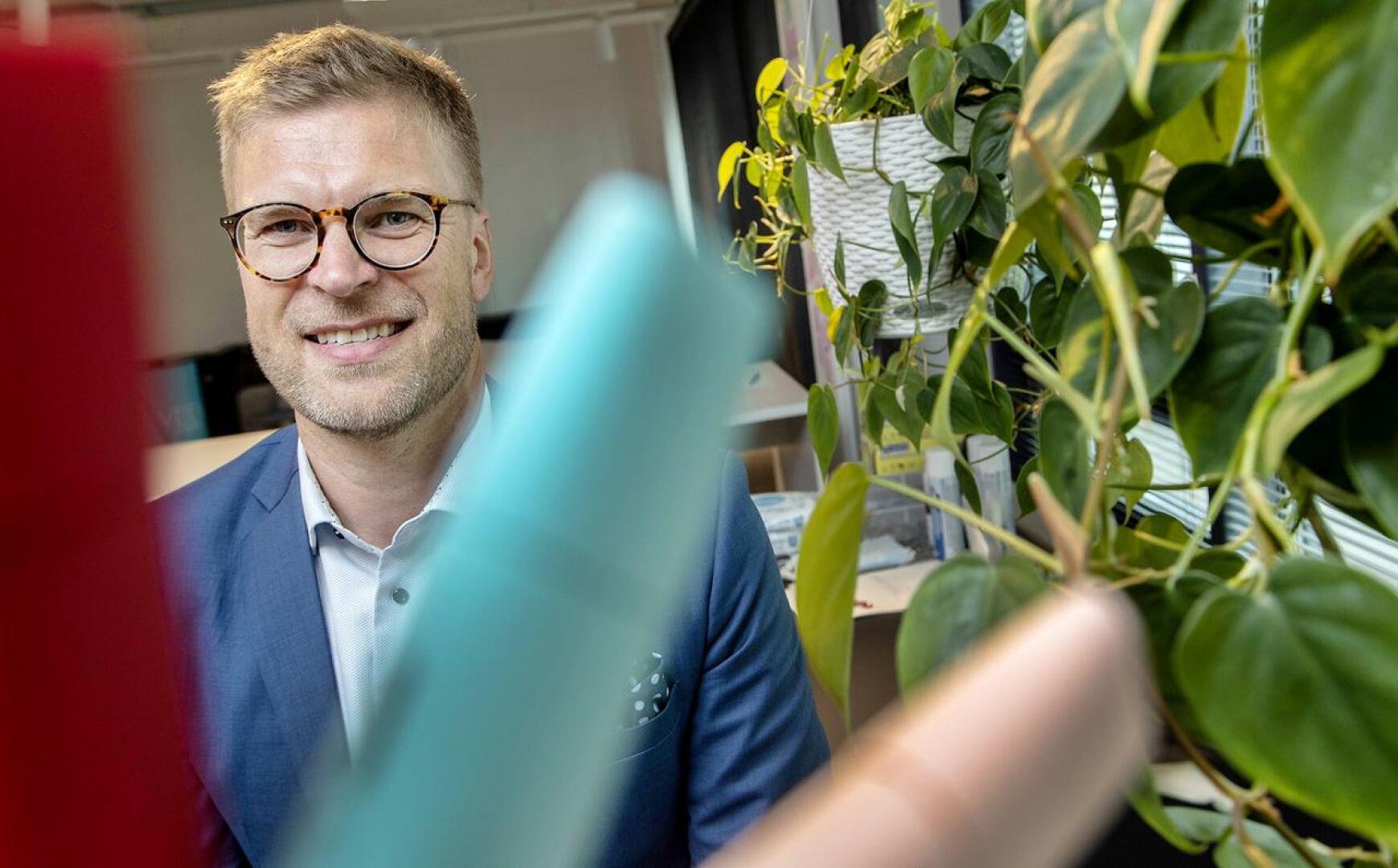 Tupakkayhtiö Philip Morrisin Suomen maajohtaja Mikko Laavainen toivoo  yhtiön pystyvän edistämään kansanterveyttä savuttomilla  tupakkatuotteillaan: 