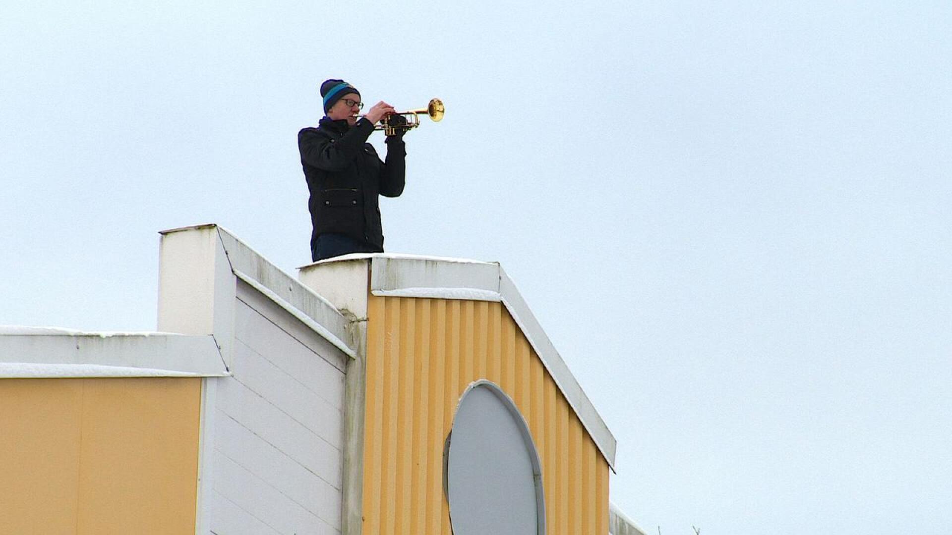 Mitä ihmettä? Trumpetinsoittaja katolla Kälviällä - katso video! |  Keskipohjanmaa