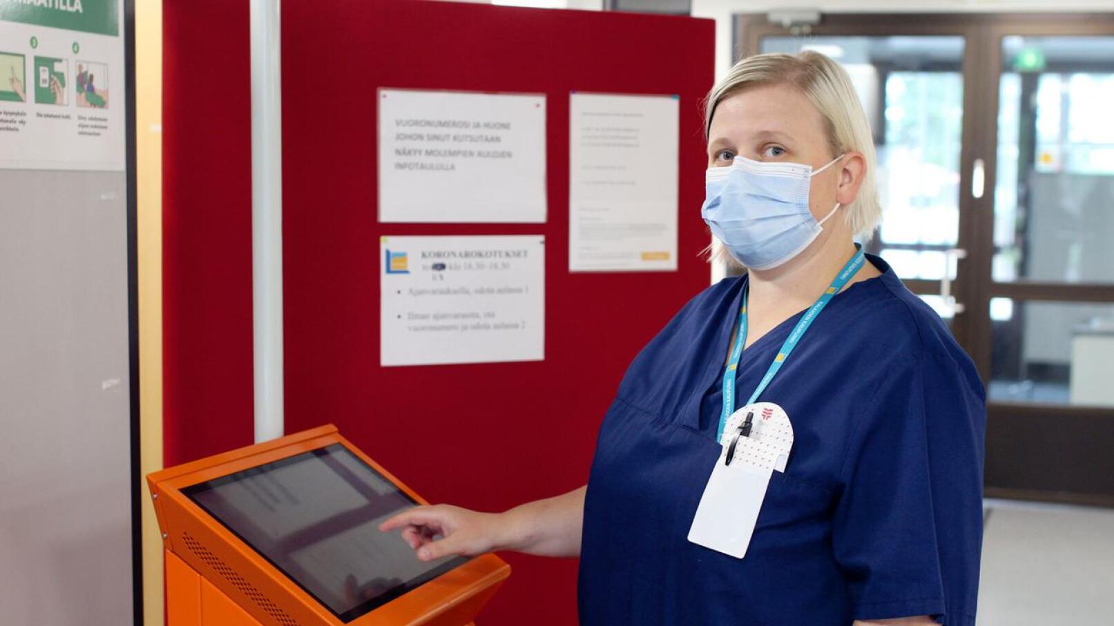 Sairaanhoitaja Jaana Joensuu esitteli Akseli-automaattia elokuussa. Automaatti löytyy Kalajoen terveyskeskuksen aulasta.