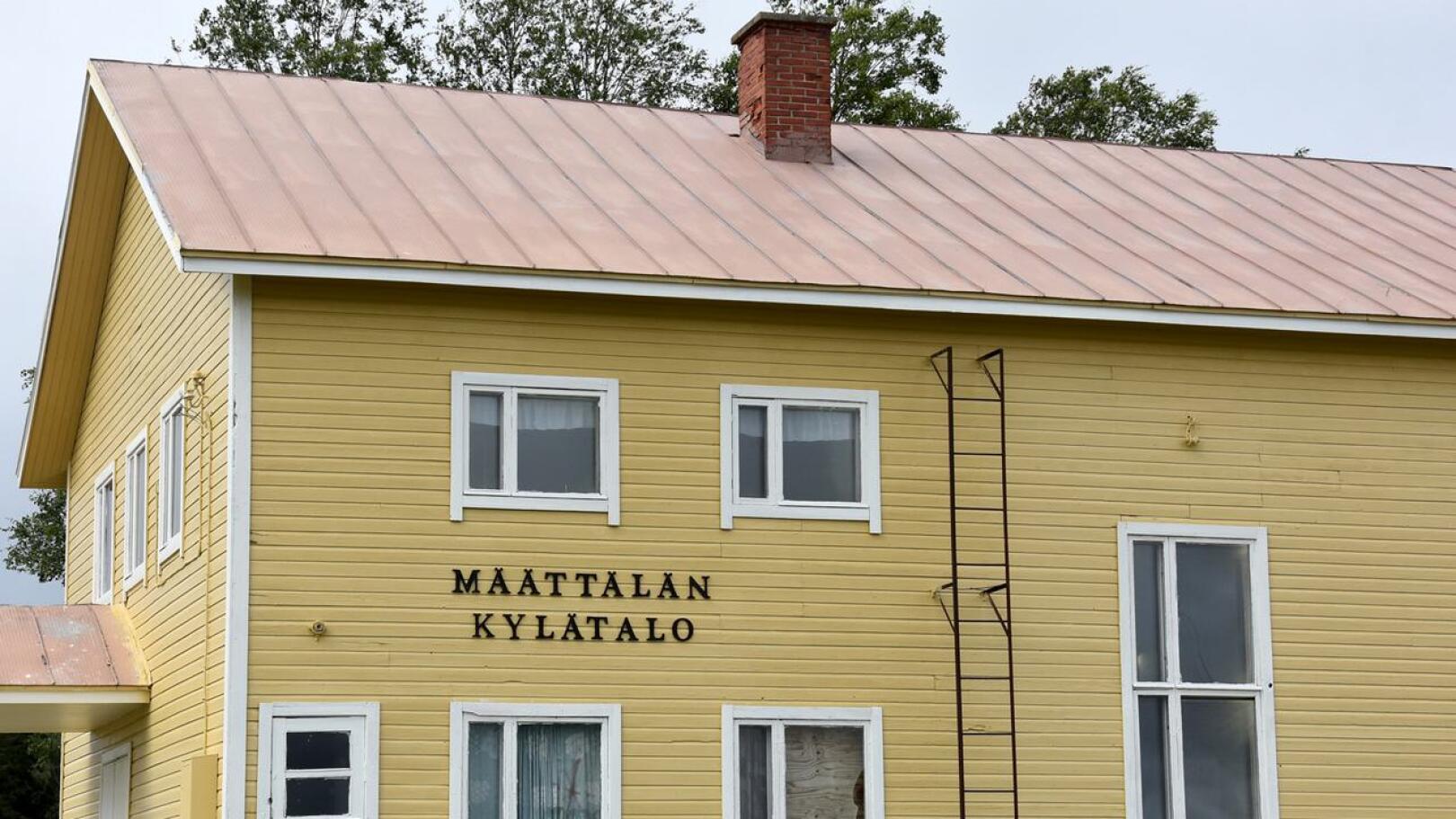Määttälän kylätalon ulkokuorta on kohennettu talkoilla.