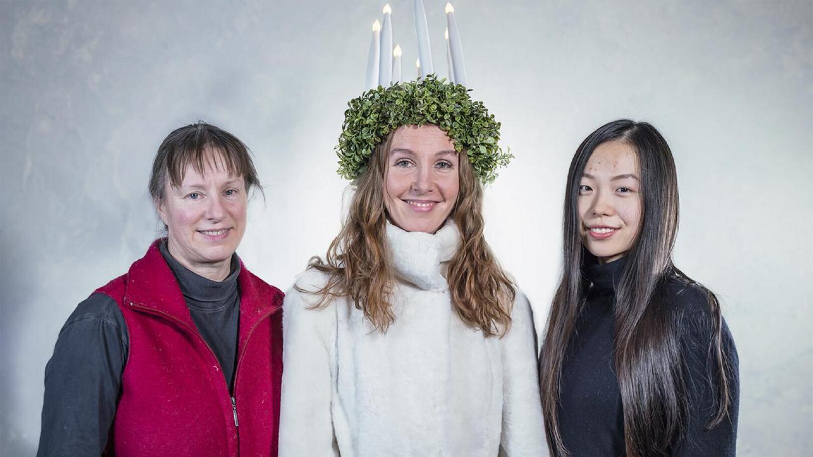 Turkkuri May Björklund (vas.), Lucia-turkkia kantanut malli Johanna Reitti sekä turkin suunnittelija, Centria-ammattikorkeakoulun vaihto-opiskelija Yu Gong. 