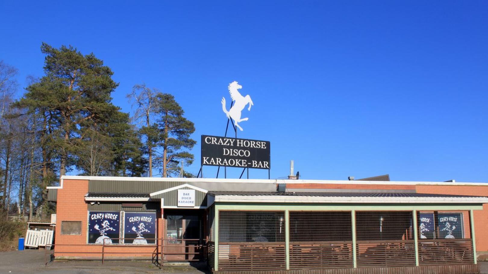 Perhossa toimiva Crazy Horse -yökerho ei pysty avaamaan oviaan kesäkuun alussa. Hallituksen linjaama sulkemisajankohta on liian aikainen yritykselle.
