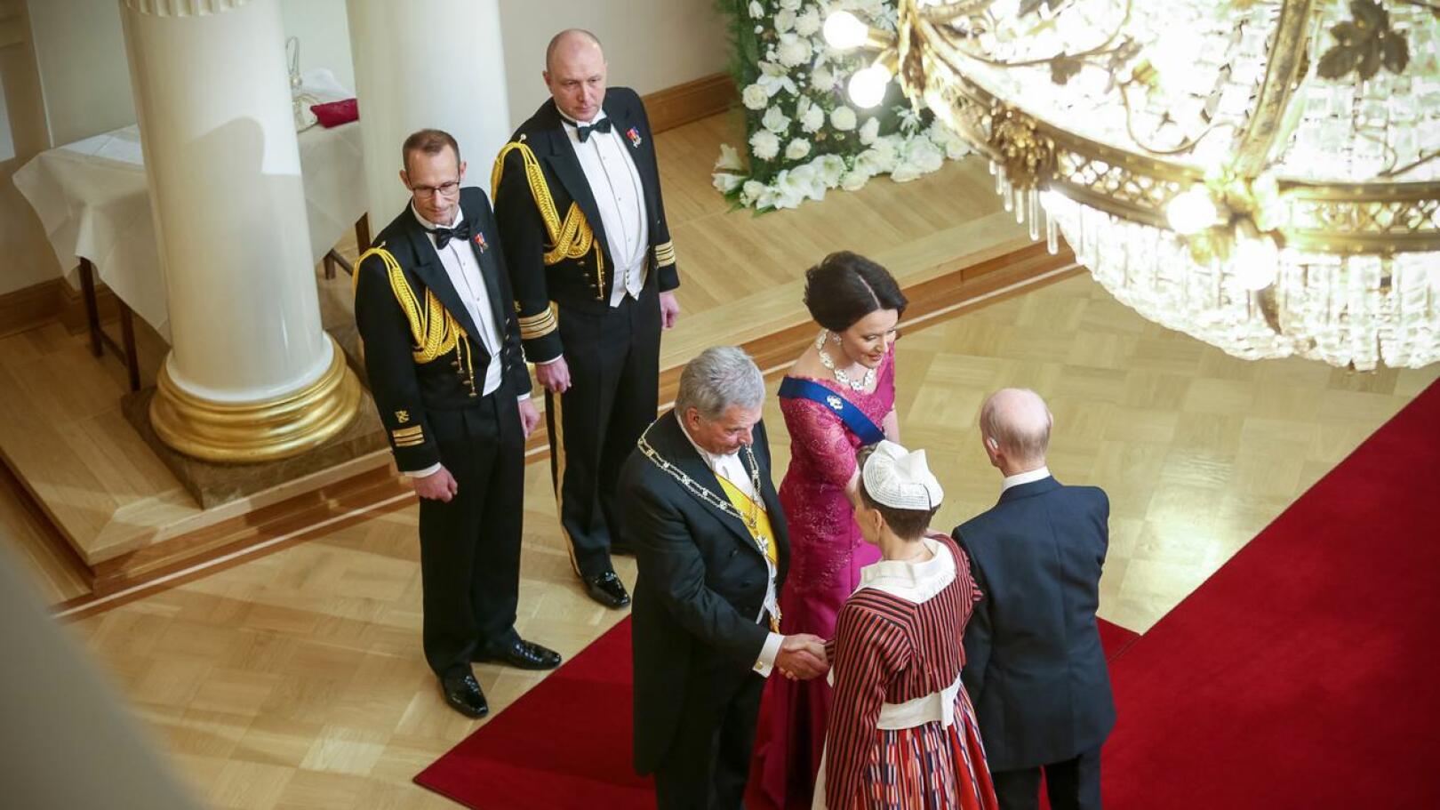 Adjutantit seisoivat itsenäisyyspäivän juhlavastaanotolla presidenttiparin takana. Pasi Seppälä oli vuosina 2018-2020 presidentti Sauli Niinistön 1. adjutantti. Kuva vuodelta 2019, Seppälä kuvassa vasemmalla. 