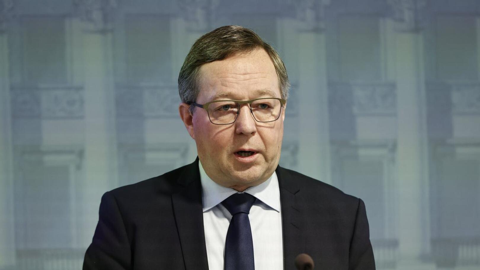 Elinkeinoministeri Mika Lintilä (kesk.) piti tiedotustilaisuuden epäillystä Whatsapp-kaappauksesta.