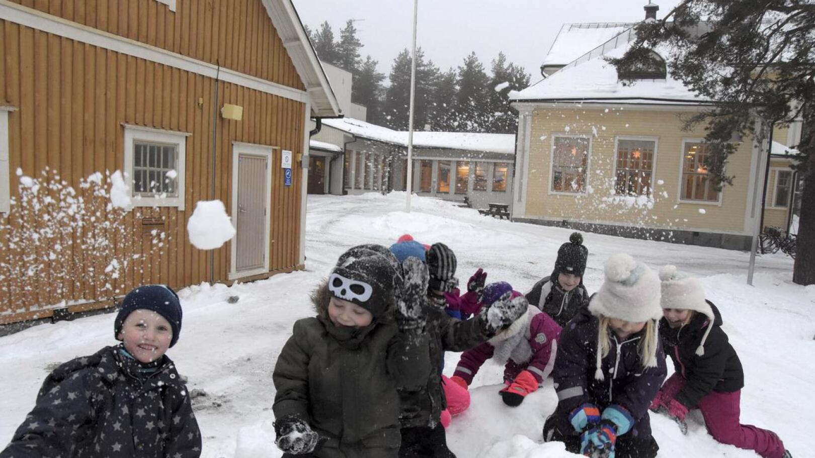 Ruusulehdon koululaiset käyvät viimeistä talveaan tutuissa tiloissa. 
