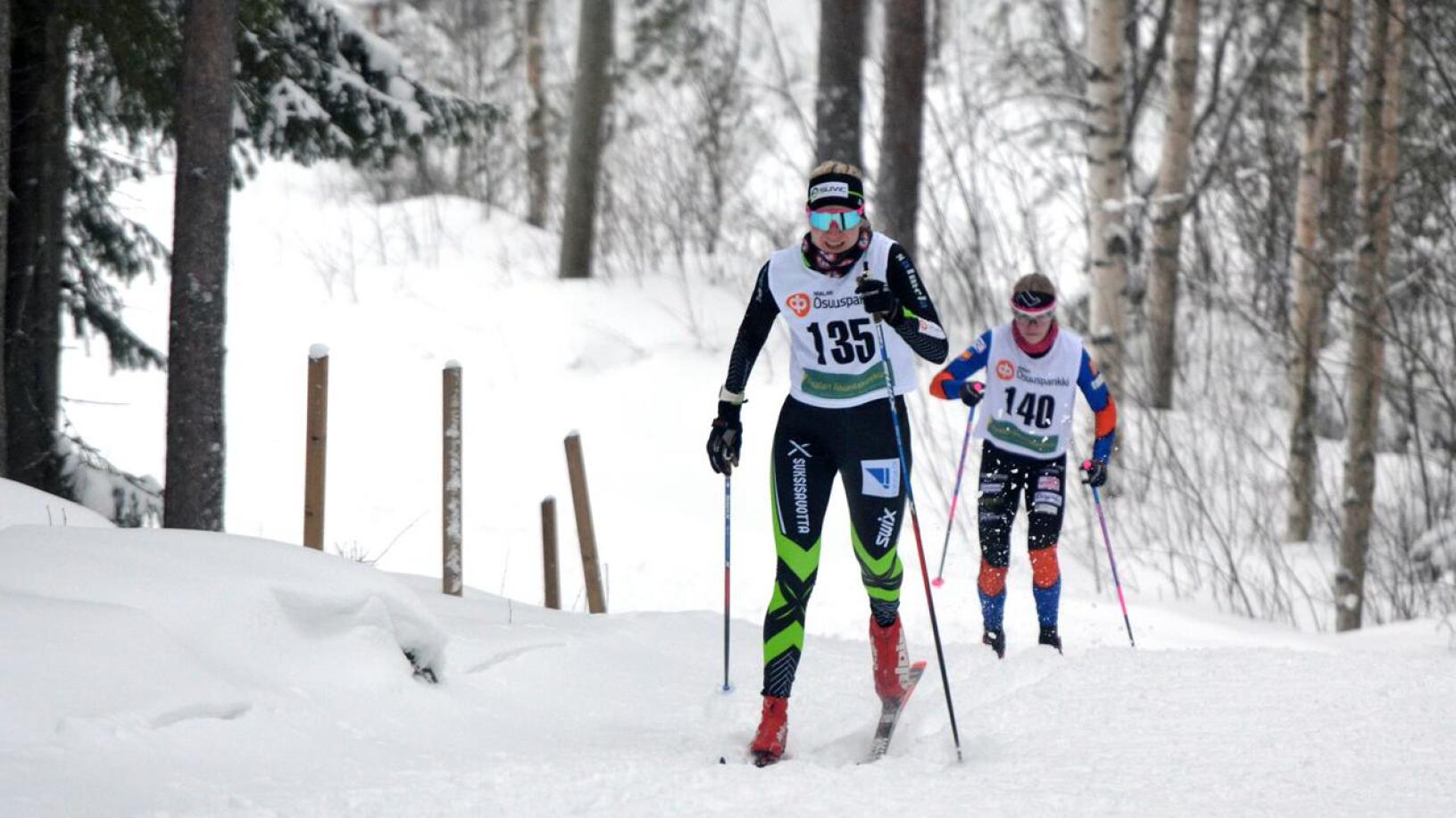 Roosa Juuska nosti Team Skiersin ykkösjoukkueen heti kärkeen. Ykköspaikka säilyi maaliin saakka.