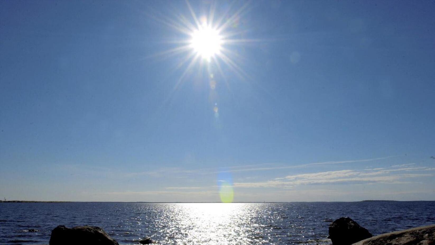 Aurinko porottaa Perämeren rannalla vielä tiistaina erittäin lämpimästi.