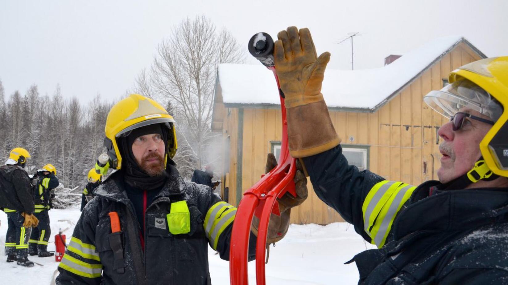 Sammuttaa ja tuulettaa. Pekka Salonen ja Martti Koskela sekä ST-putki, joka ohjaa sammutusvettä sisään ja palokaasuja ulos.