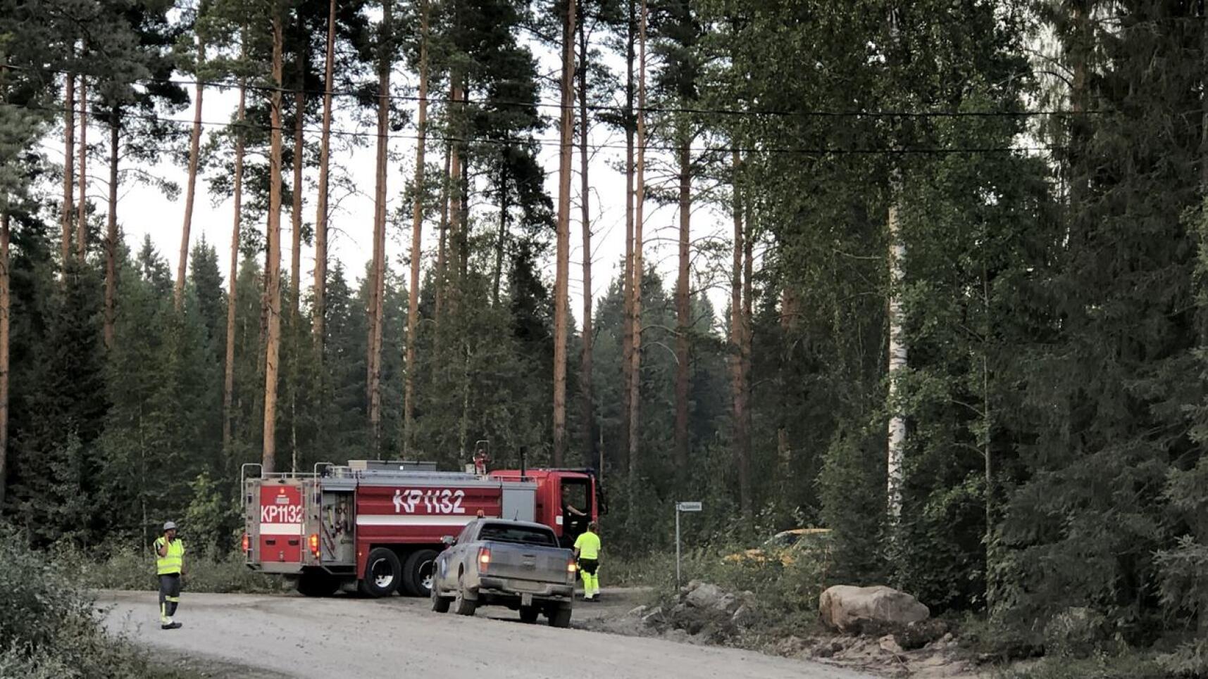 Paloauto ja palomiehiä Rautiontien ja Perälahdentien risteyksessä.