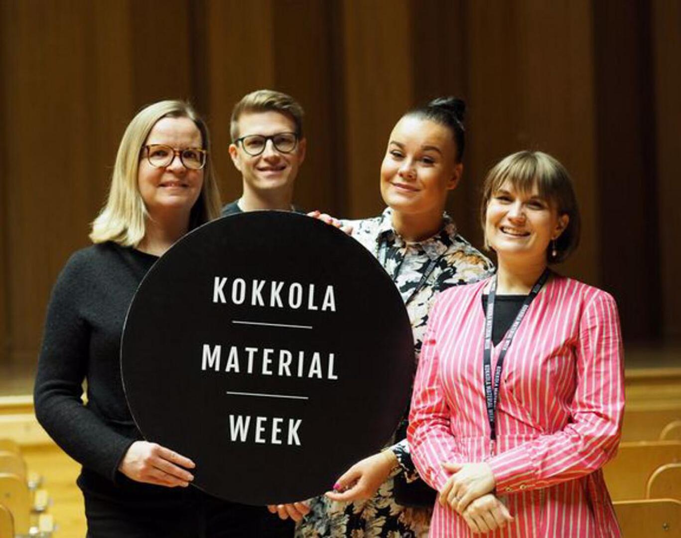 Kokkola Material Week siirtyy Tullipakkahuoneelta Snellman-salille tilanpuutteen vuoksi. Kuvassa Kosekin Johanna Haikola, Pekka Pohjola, Titta Tilvis ja Nora Birkman Neunstedt.