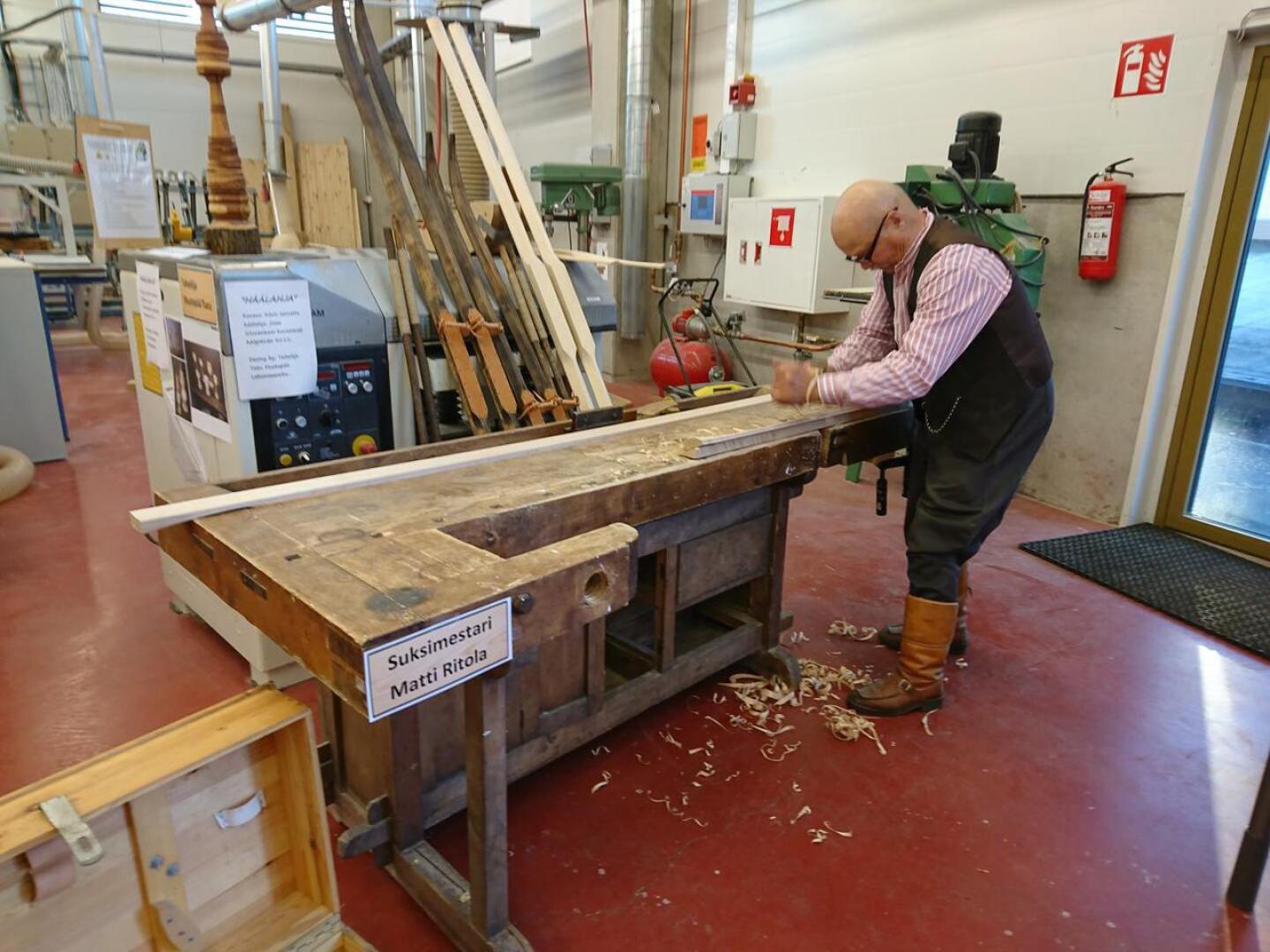 Suksimestari Matti Ritola edustaa perinteitä puuntyöstössä. 