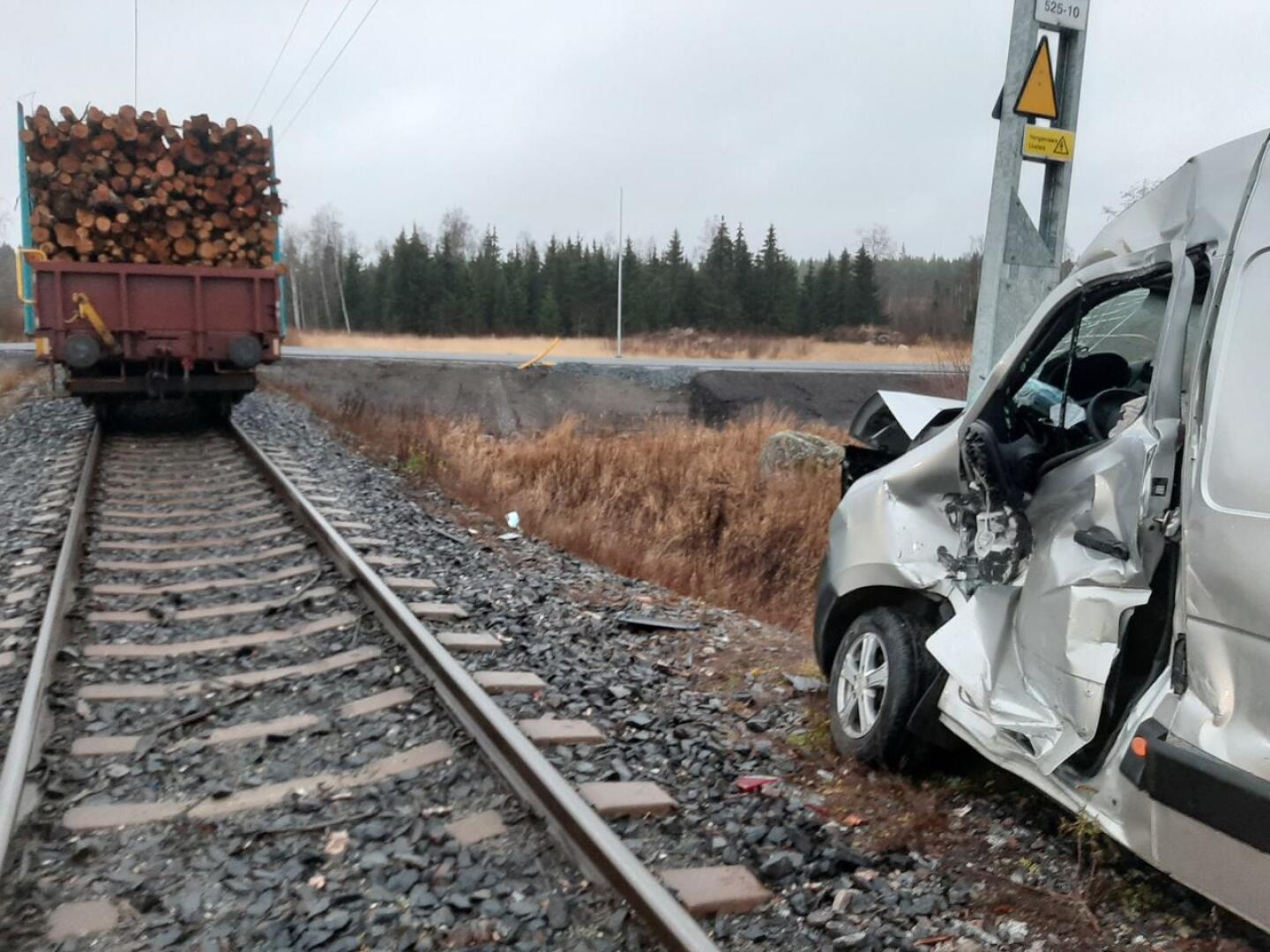 Pakettiauton kuljettaja loukkaantui lievästi Pedersören tasoristeysonnettomuudessa.