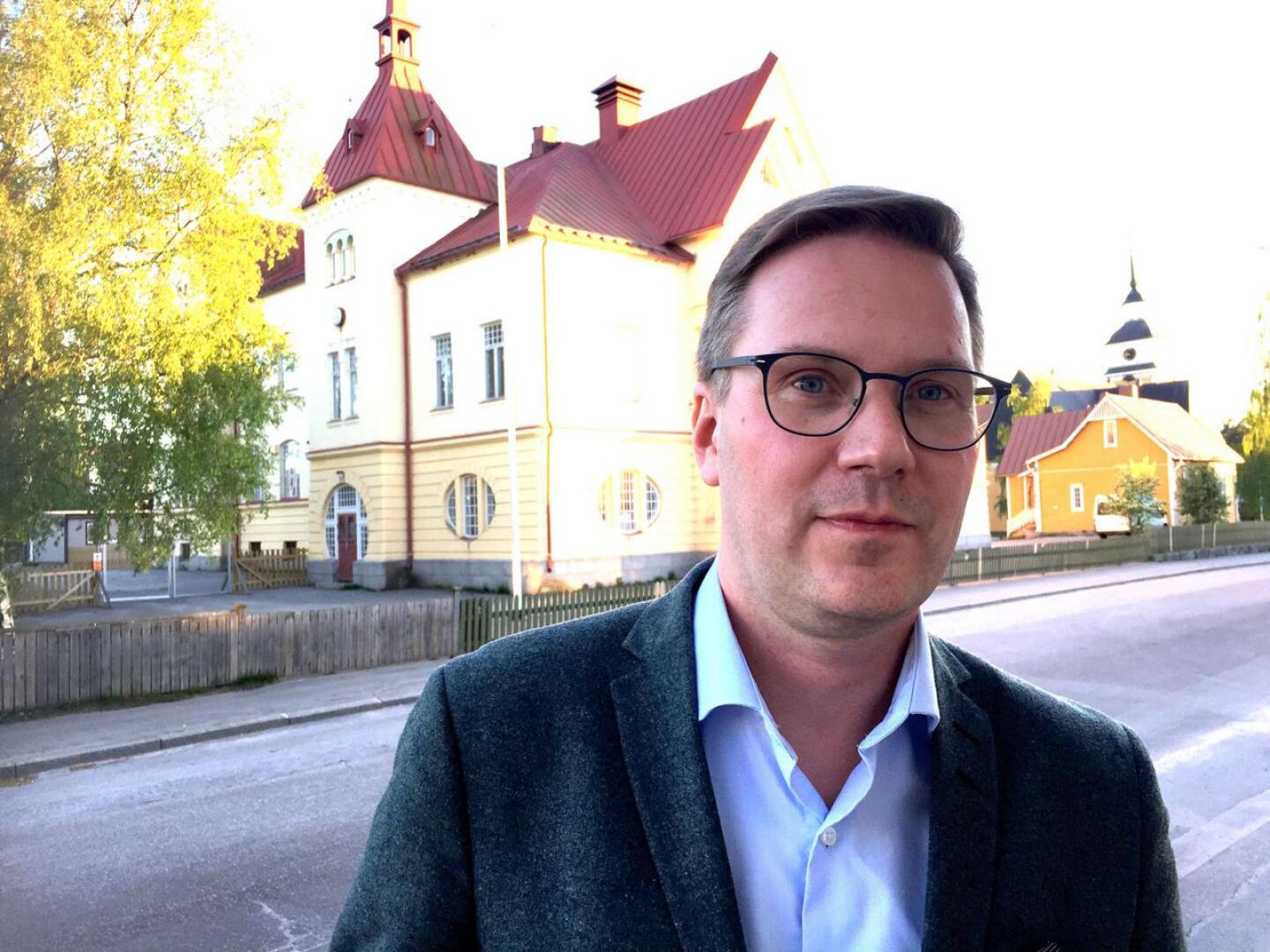 Mats Brandt valittiin Uudenkaarlepyyn kaupunginjohtajaksi vuonna 2018.