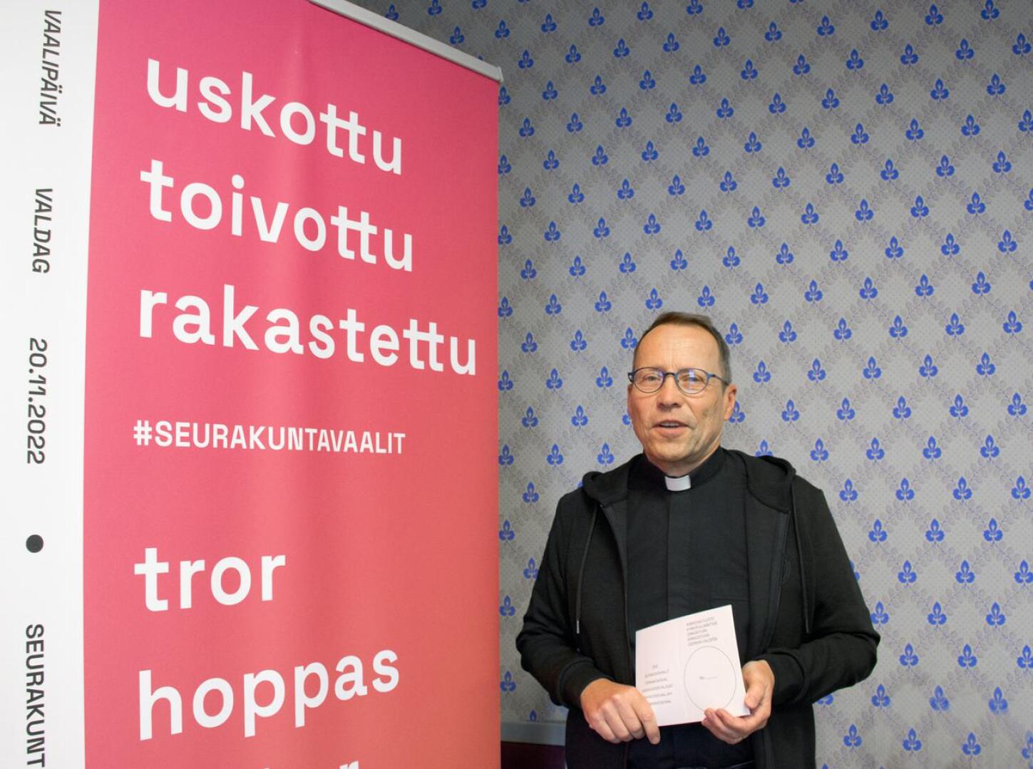 Kirkkoherra Kari Lauri kertoo seurakuntavaalien teeman rohkaisevan asettumaan ehdokkaaksi ja myös äänestämään.