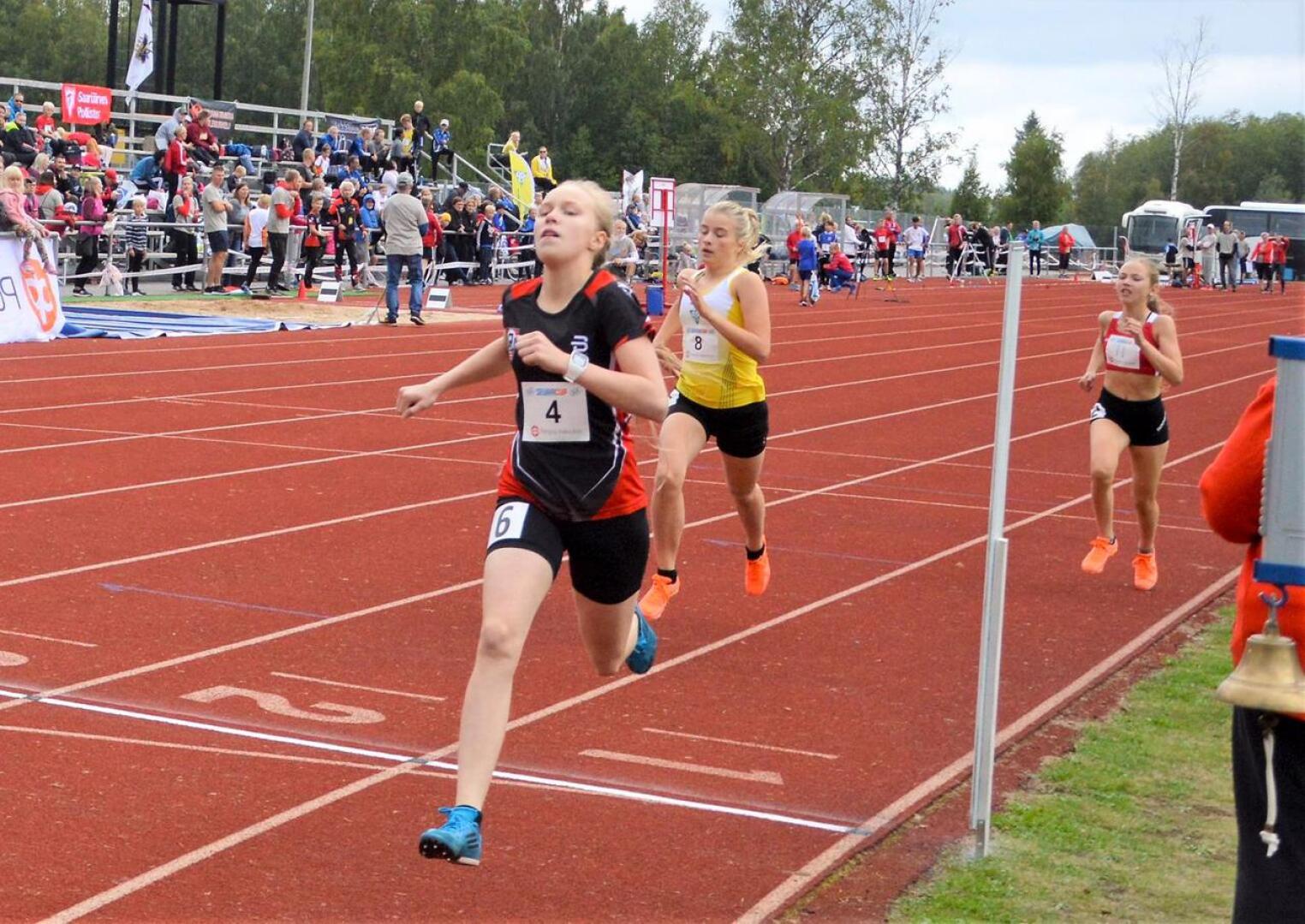 Vetelin Urheilijoiden Essi Koivisto voitti 13-vuotiaiden tyttöjen 1000 metriä. Toiseksi juoksee IF Nykarlebynejdenin Signe Jakobsson. 