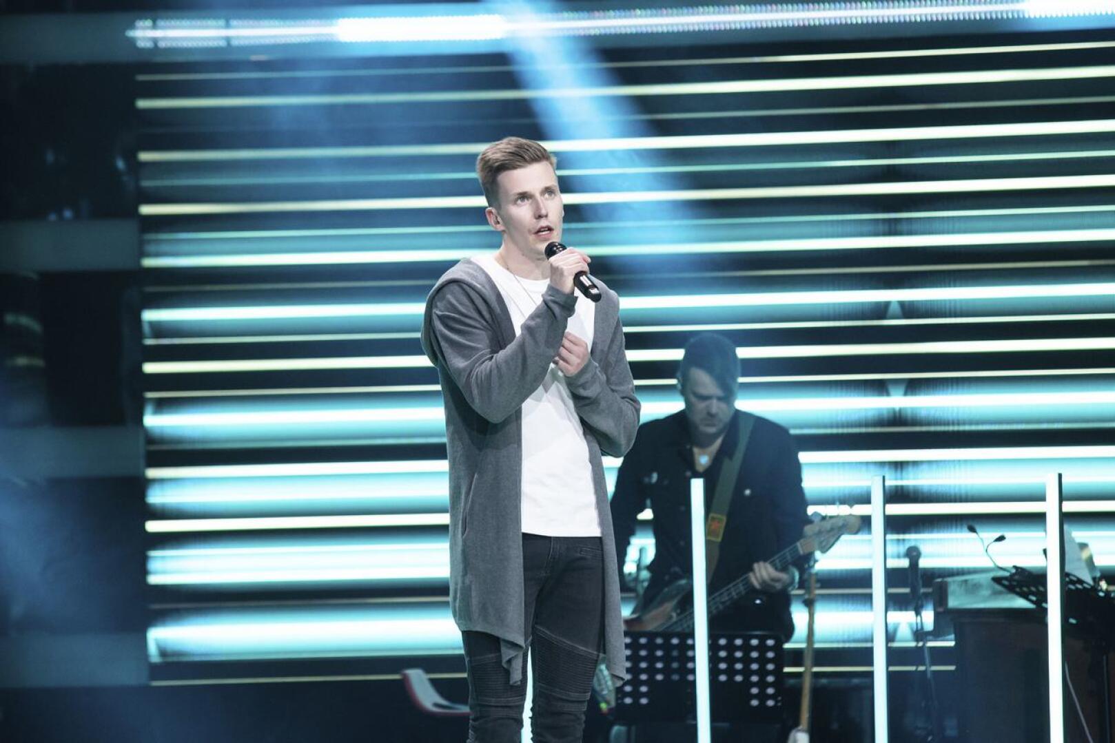 Tommy Hernberg esitti Voice of Finlandissa Utan dina andetag -kappaleen.