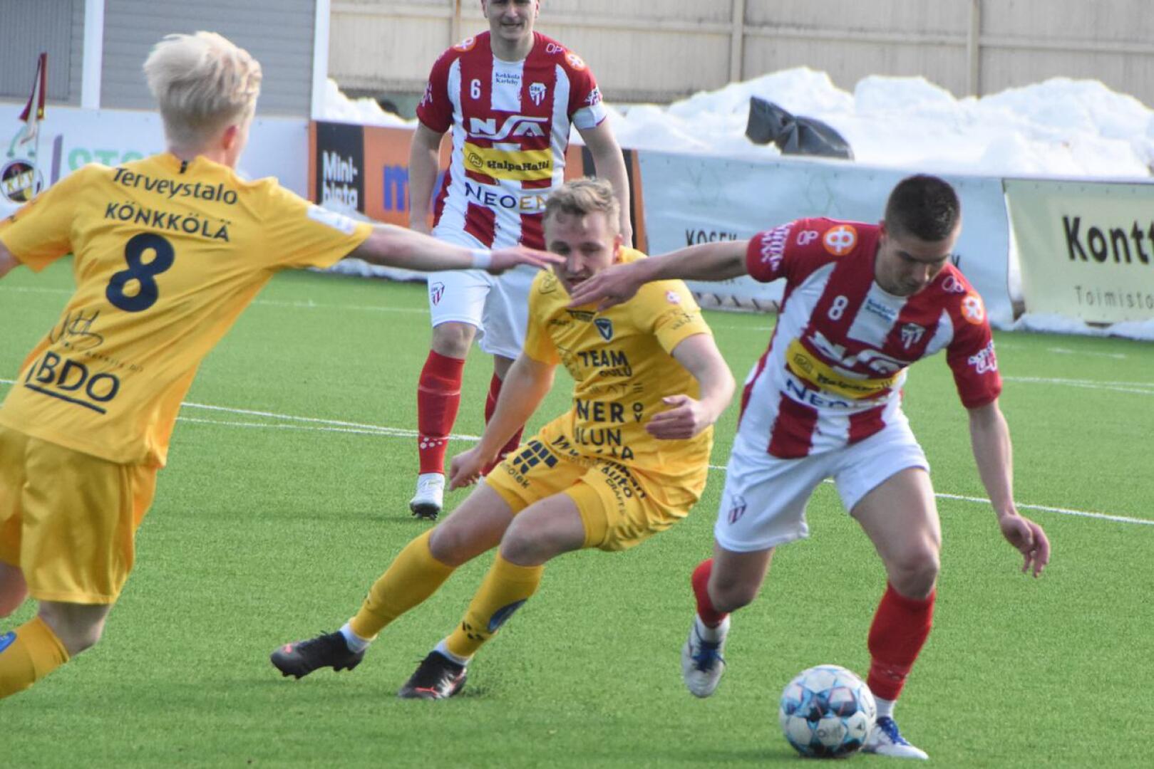 GBK:n Ville Luokkala (oik.) pitää palloa AC Oulun Marius Könkkölän (8) ja Aapo Heikkilän varjostamana.