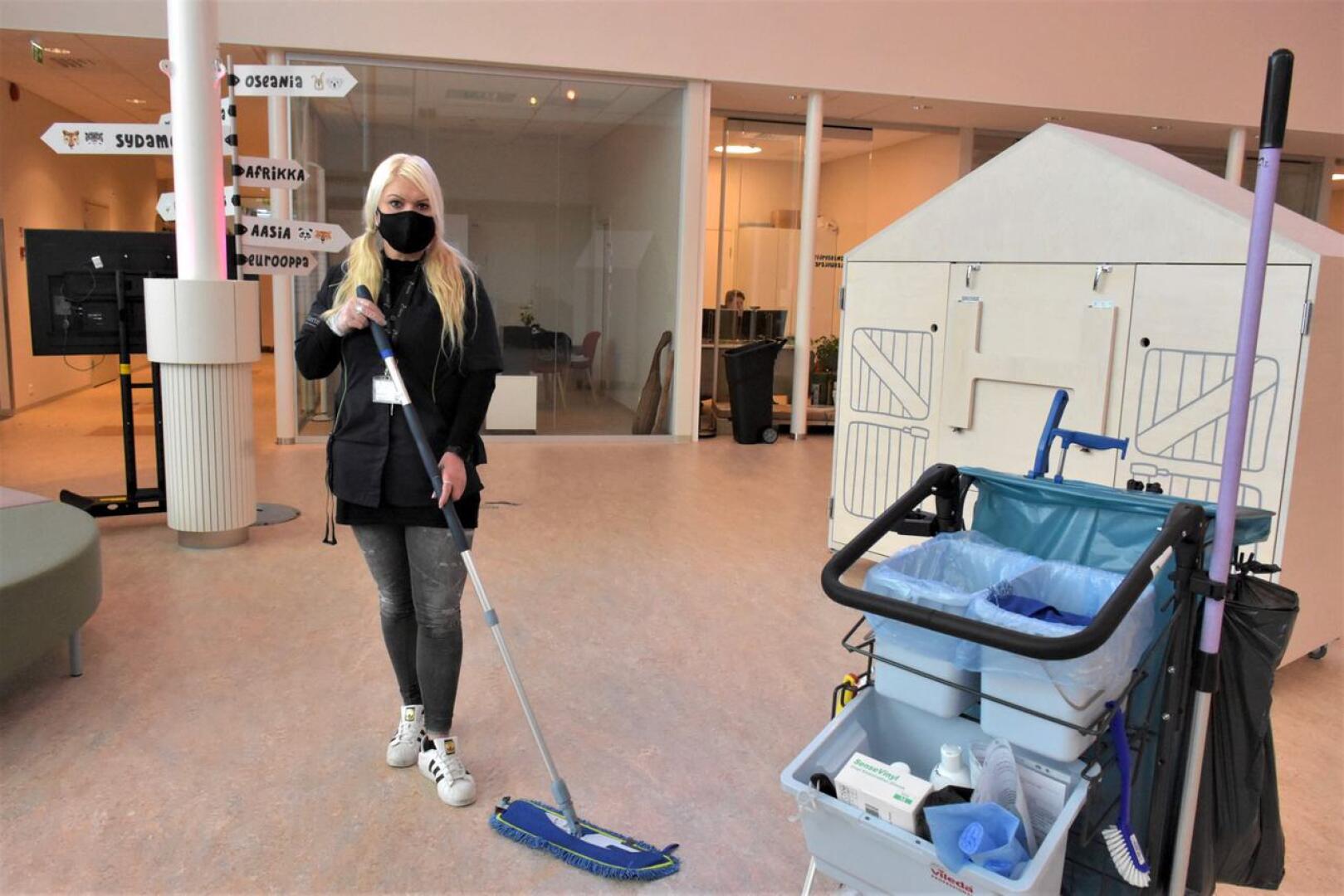Palveluohjaaja Marja Karjalainen tuurailee usein Alerten siivouskohteissa, tällä kertaa päiväkoti Almassa. Alertella on kaikkiaan noin 130 siivojaa, ja uusia alasta kiinnostuneita tarvitaan nyt ja jatkossa.