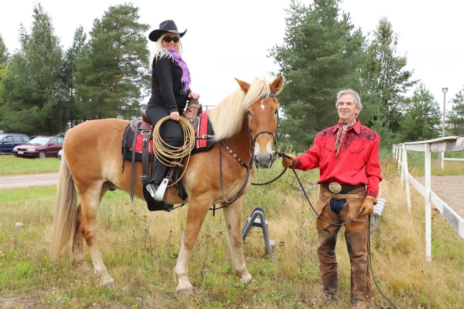 Sarita Sorvisto Heikki Saukon 17-vuotiaan Koda-ruunan selässä. Sorvisto on ollut heppatyttö pienestä pitäen ja toteaa, että hevosen selässä käyminen nostattaa kuumetta hankkia oma hevonen.