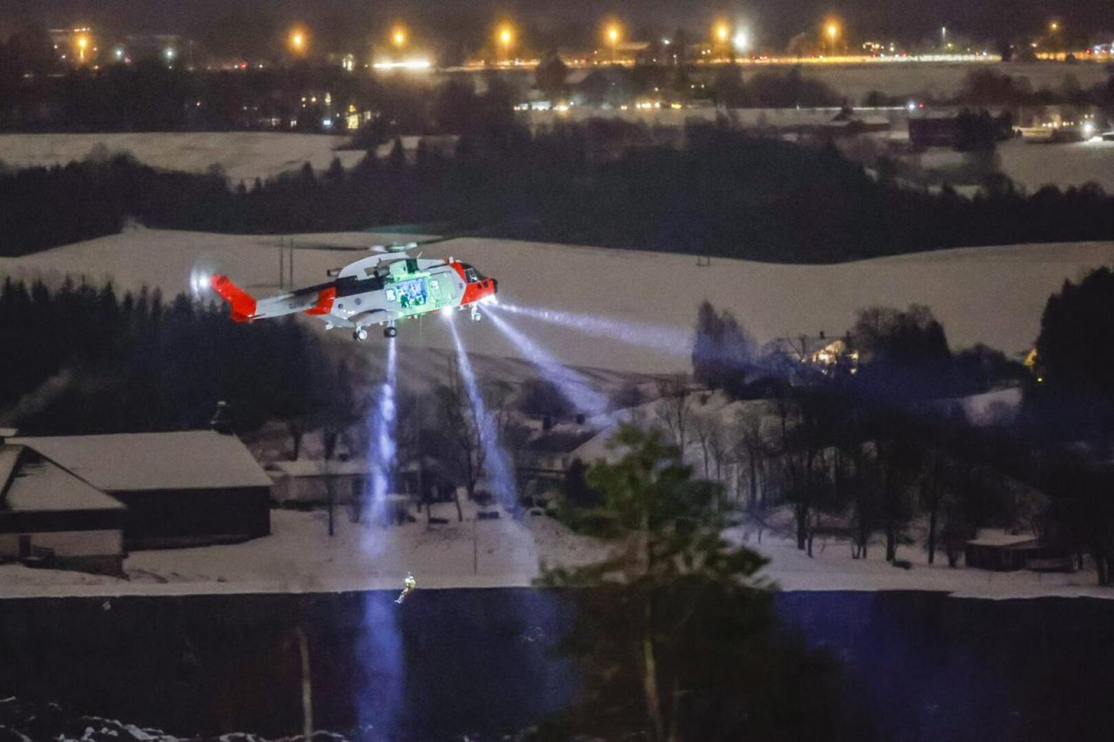Keskiviikkoiltana pelastaja laskettiin pelastushelikopterista lähelle aluetta, jossa maanvyörymä osui asuinalueelle lähellä Askin kylää Norjassa. Poliisin mukaan useat ihmiset ovat yhä kateissa.