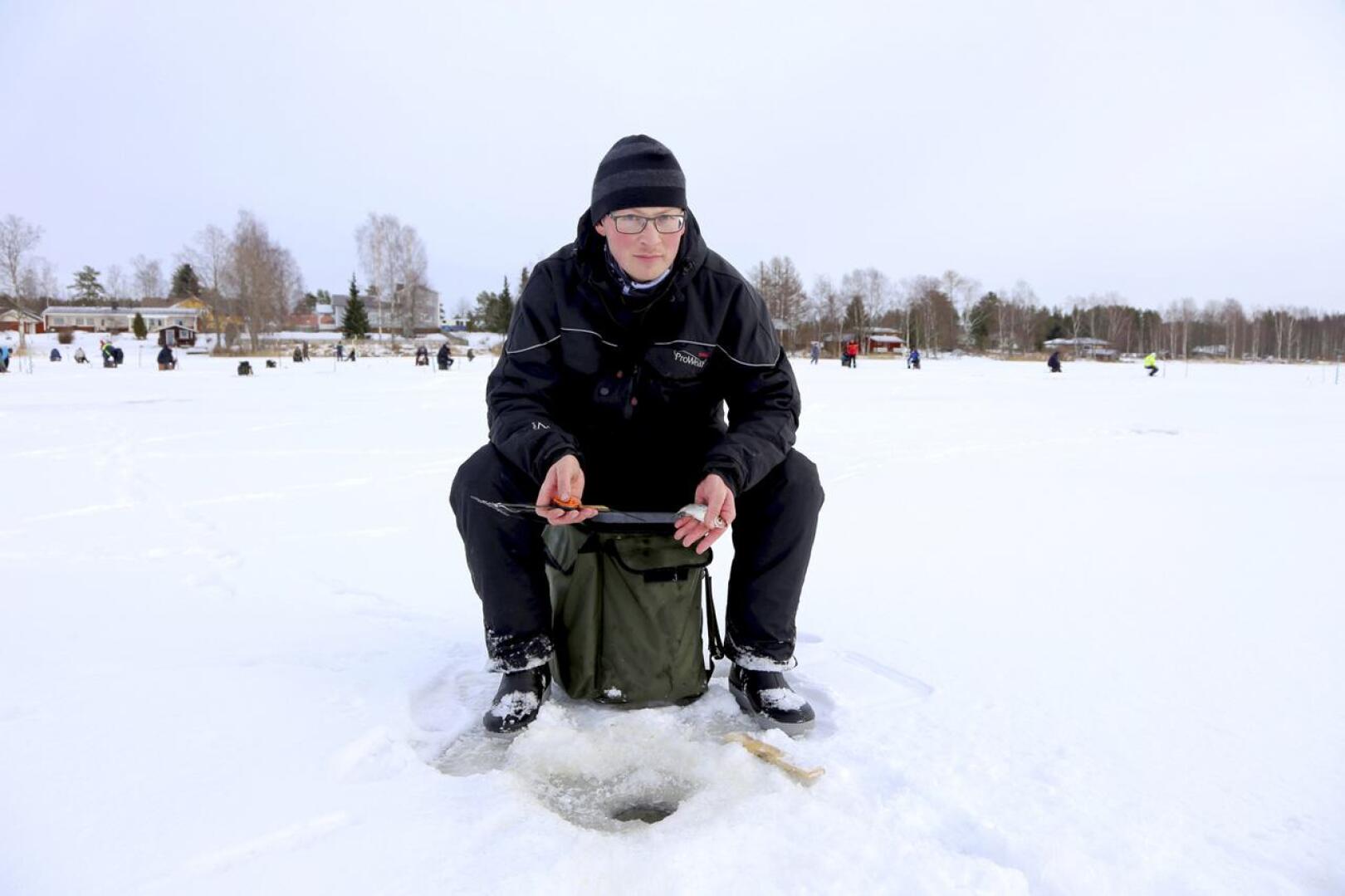 Antti Sillanpää tuli Räyringinjärvellä järjestetyssä mormuskoinnin esikisassa kolmanneksi. Kolmen viikon päästä järvellä kilpaillaan mormuskoinnin SM-mitaleista. 
