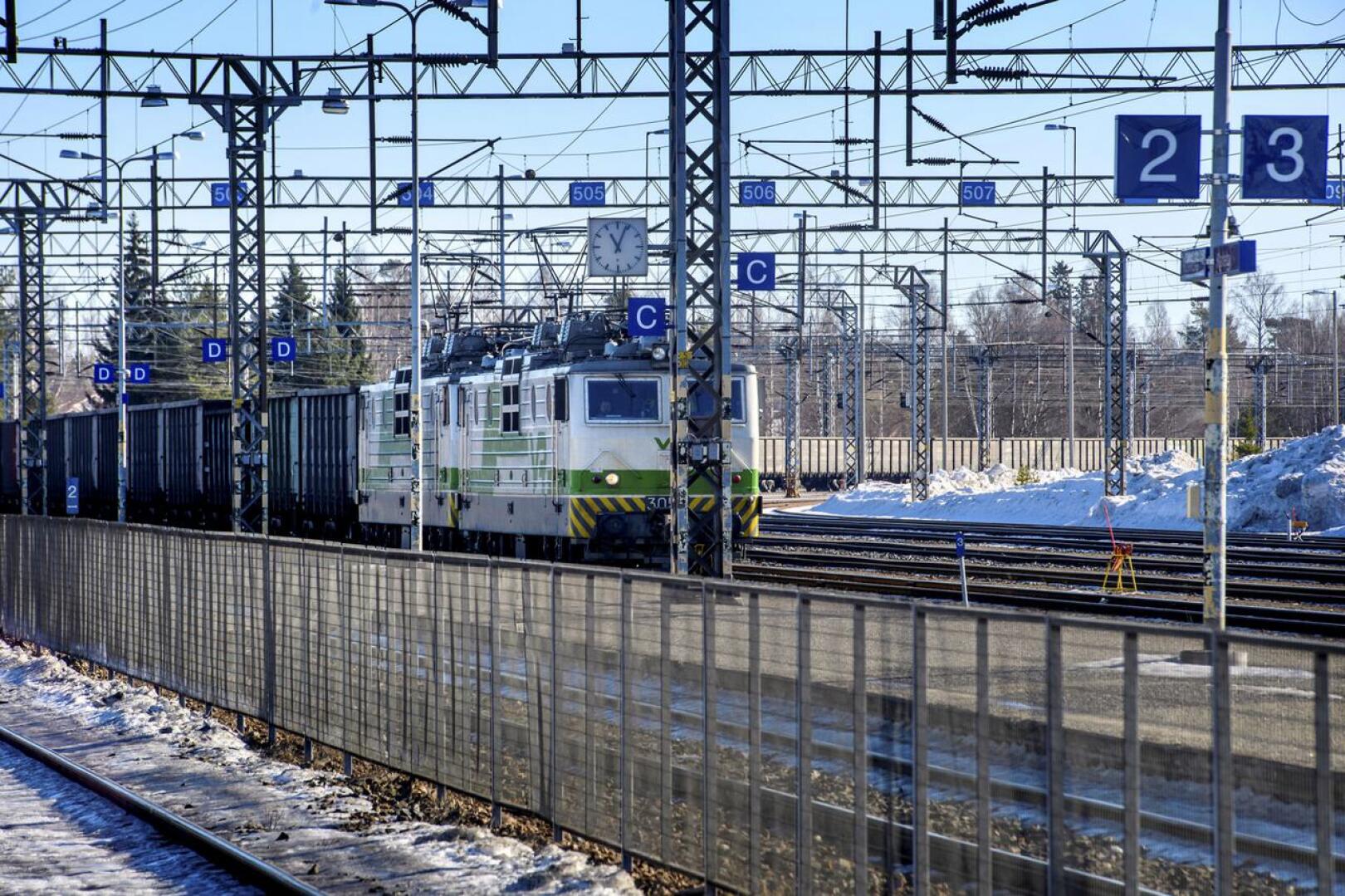 Lakko uhkaa pysäyttää Suomen junaliikenteen kokonaan. Kuvassa Kokkolan ratapihaa maaliskuussa 2022.