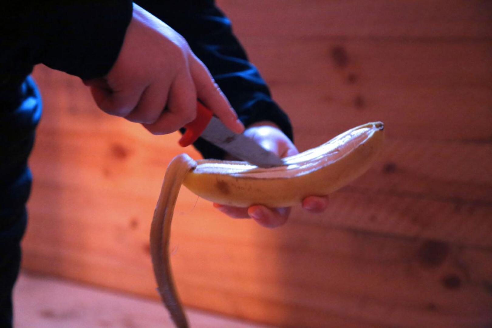 Banaaniin voi tehdä loven tai hedelmää voi kovertaa, jotta suklaat mahtuvat sisään paremmin. 