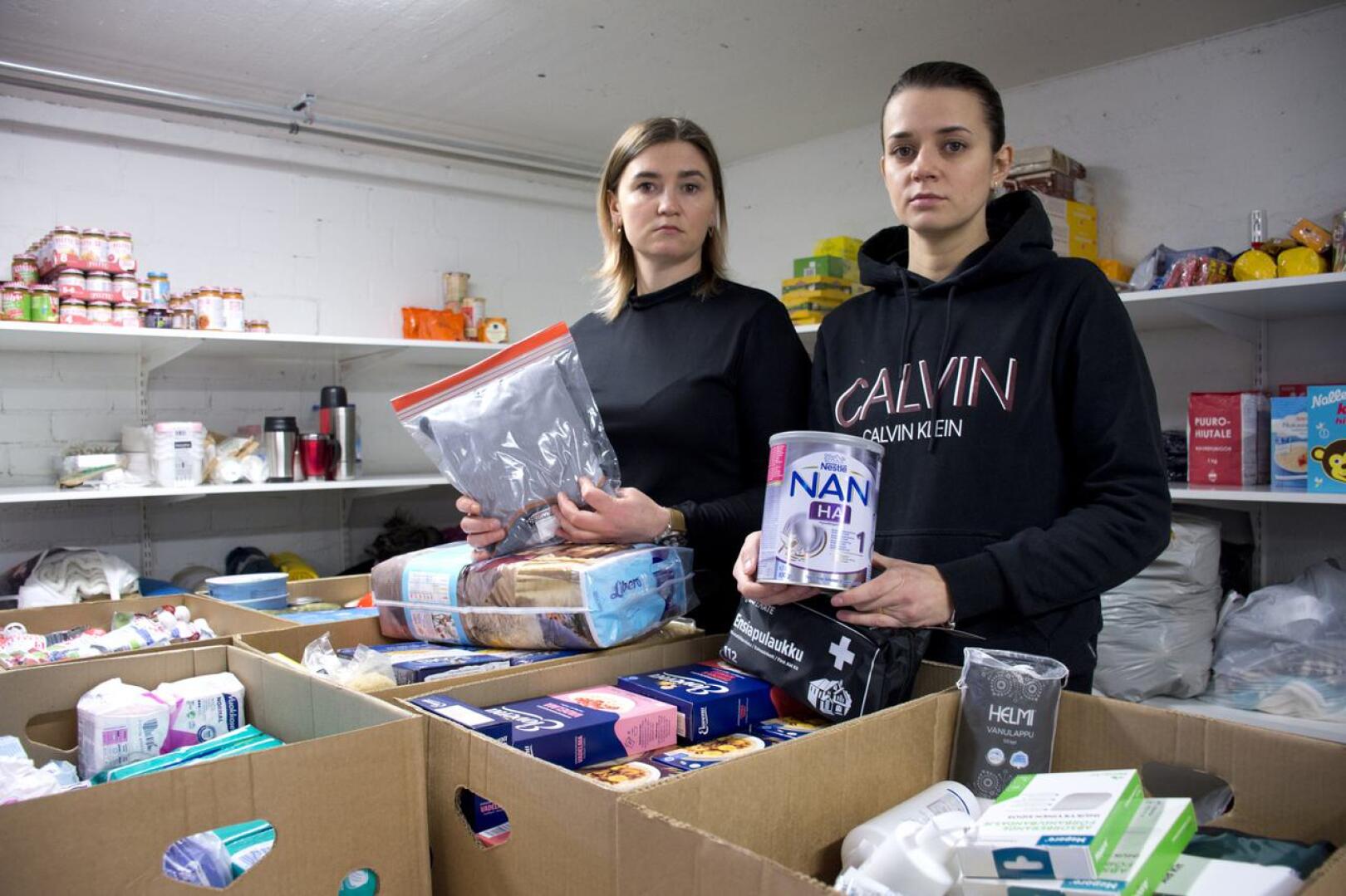 Jokelan pappilan alakertaan avustustarvikkeita on tuotu runsaasti. Marina Hrishchenko ja Marina Hrabko kertovat, että juuri nyt Ukrainaan tarvitaan etenkin vauvanruokaa ja lämpökerrastoja.