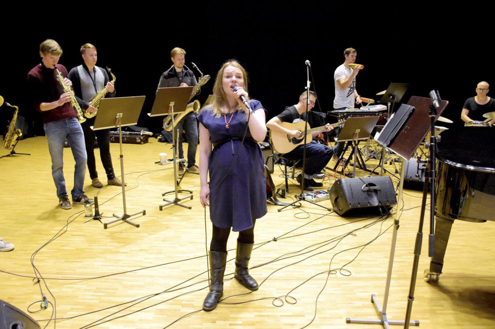 Heidi Takaneva on yksi keskiviikon juhlakonsertin solisteista. Hän esittää itse säveltämänsä kappaleet.