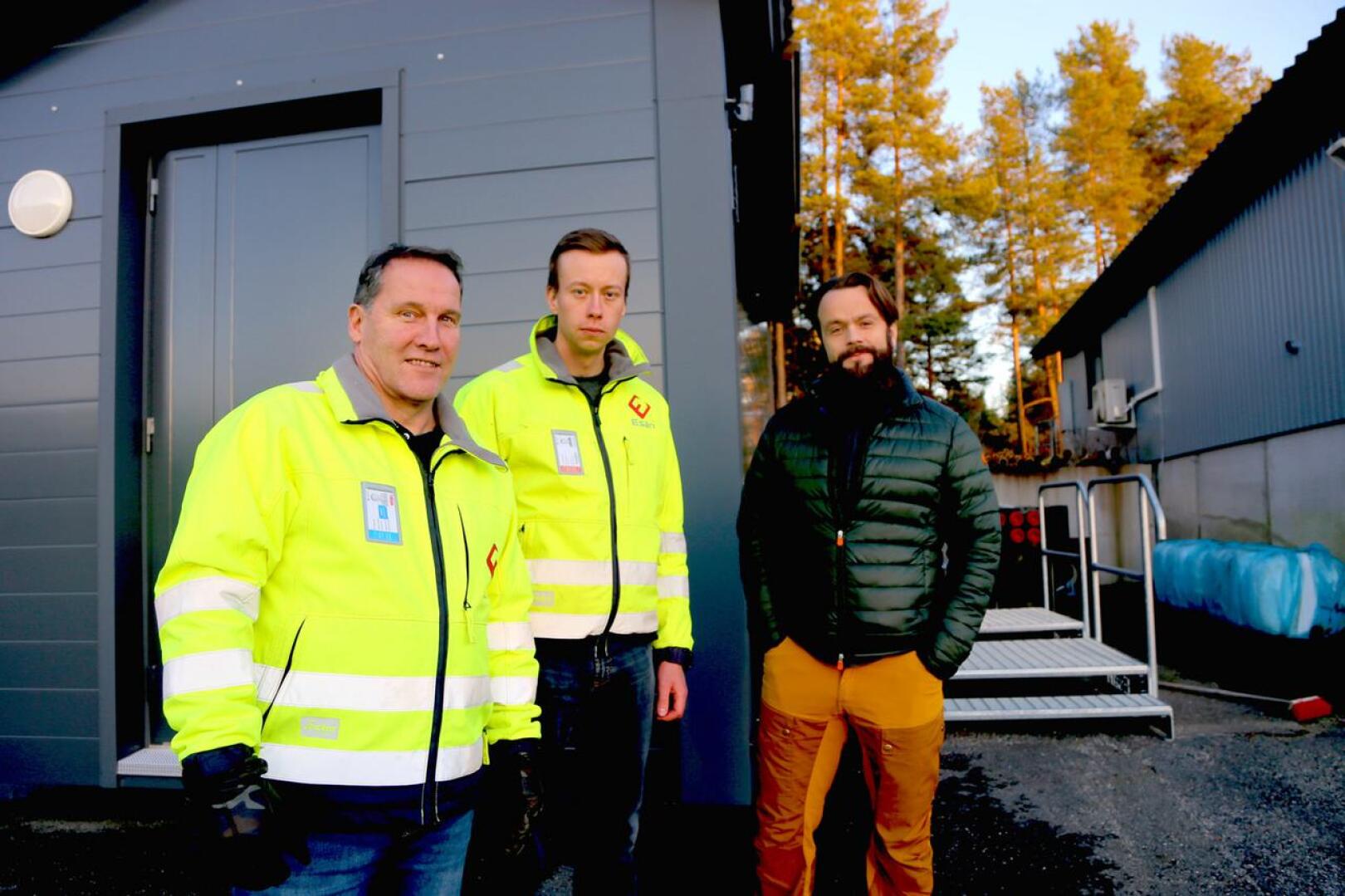 Teräsrunkoisten laitesuojien kysyntä on kasvanut, kertovat Ari Rauma (vas.), Jori Känsäkoski ja Jouni Kykyri Esarilta. Yritys valmistaa Northvoltin akkutehtaan ensimmäiseen vaiheeseen kuusi laitesuojaa. 