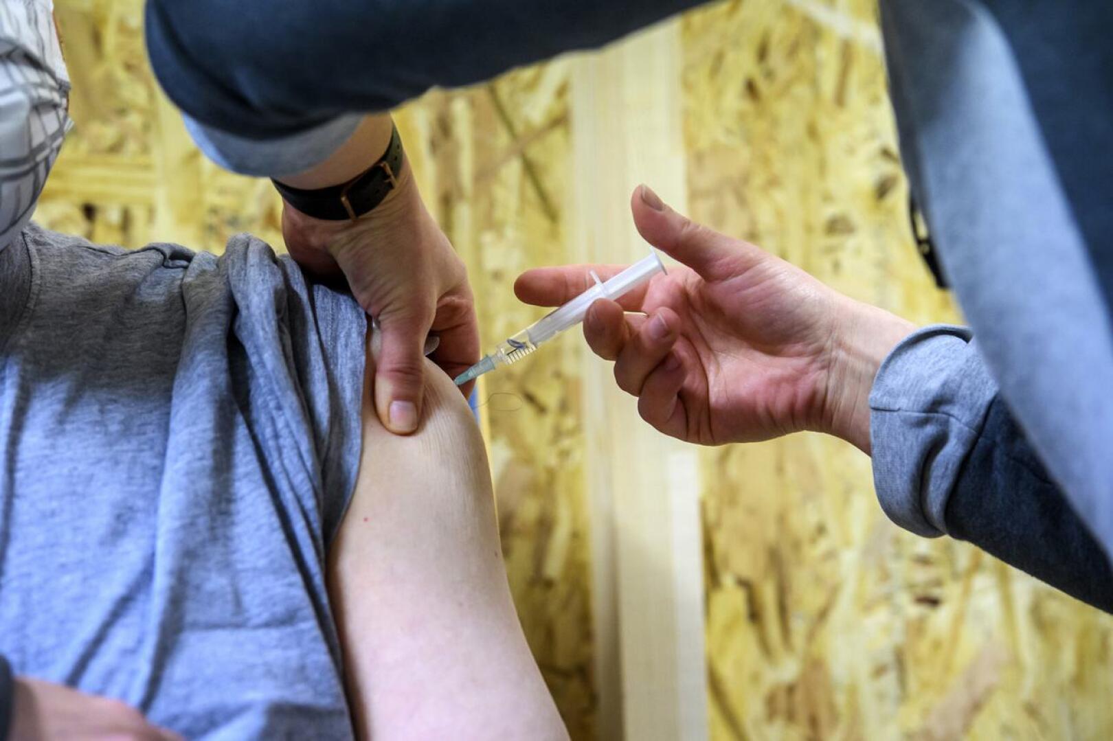 Riskiryhmiin kuuluvia lapsia on rokotettu Helmessä jo jouluviikolta alkaen, mutta nyt rokotetta tarjotaan myös perusterveille 5-11-vuotiaille lapsille.