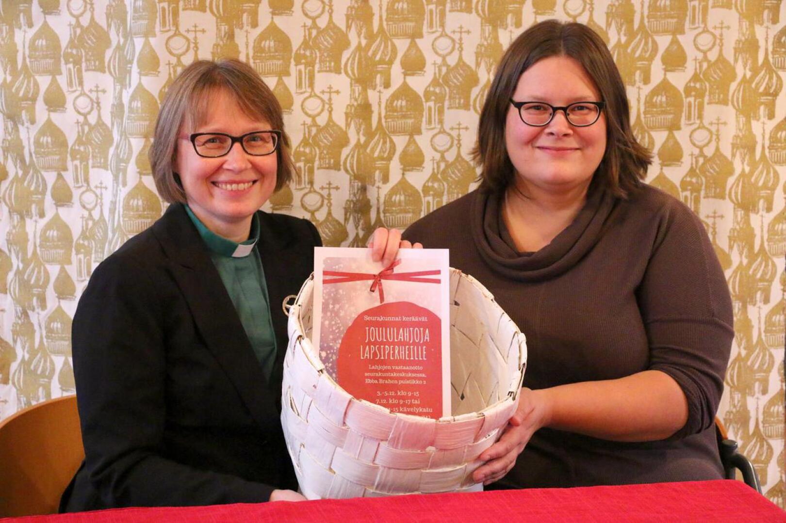 Suomalaisen seurakunnan diakoniatyötä tekevät Kirsi Rundgren ja Sanna Ormiskangas jakavat joulumieltä lapsiperheille Pietarsaaressa. Joululahjakeräys käynnistyy reilun viikon kuluttua.