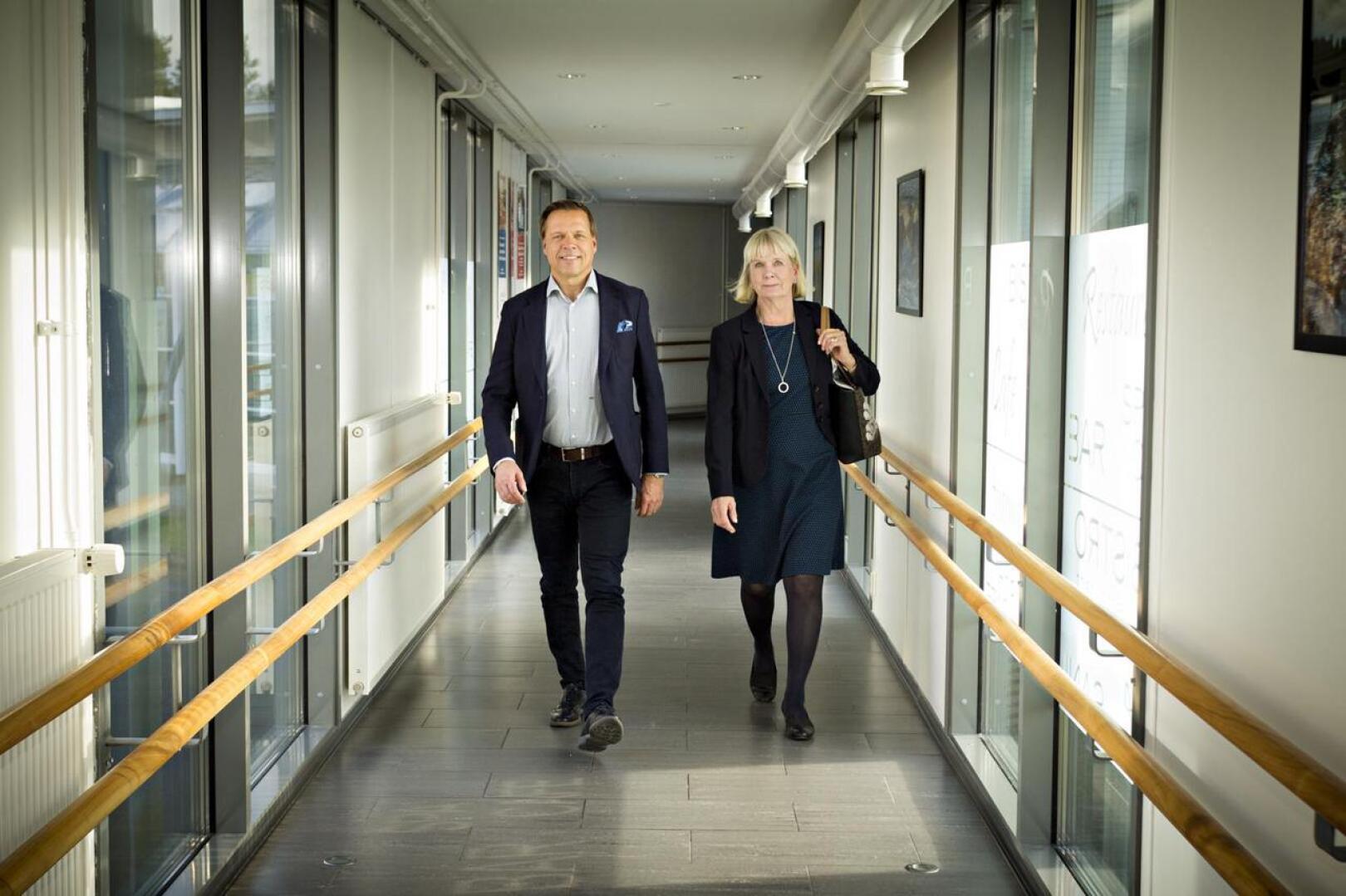 Pohjois-Pohjanmaan Ely-keskuksen johtaja Petri Keränen ja Pohjois-Pohjanmaan TE-toimiston johtaja Maire Mäki ovat pohtimassa ratkaisuja työttömyyteen ja työvoimapulaan Kalajoella järjestyssä Työllisyysforum-tapahtumassa.