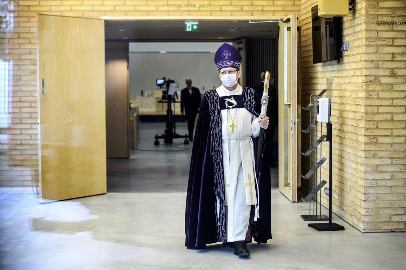 Oulun hiippakunnan piispa Jukka Keskitalo oli toimittamassa Ylivieskan uuden kirkon vihkiäismessua pääsiäissunnuntaina.