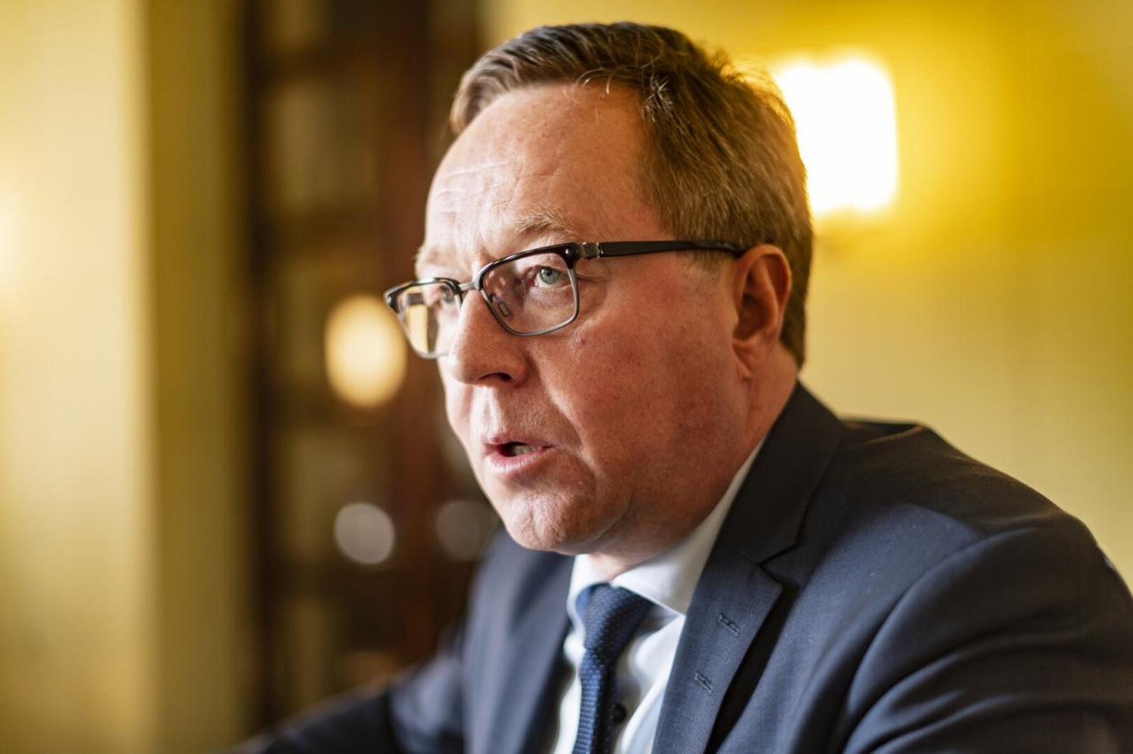 Elinkeinoministeri Mika Lintilän mielestä lentojen jatkuminen ensin Finnairin voimin ja sen jälkeen valtion ostopalveluilla on "erävoitto".