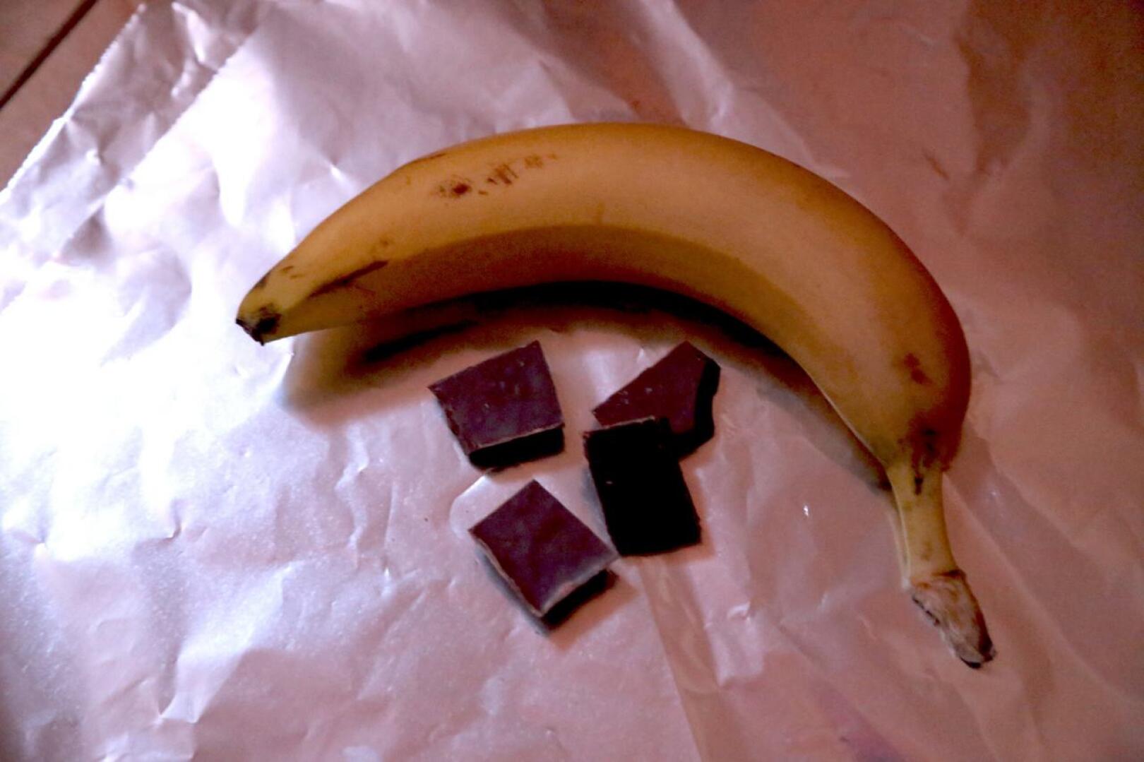 Yhteen banaaniin mahtuu sopivasti neljä suklaapalasta. Foliota tarvitaan sanomalehden kokoinen pala banaania kohden. 