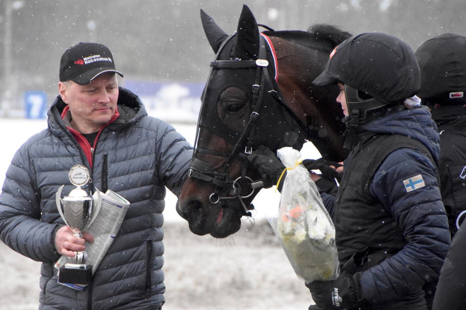 Martin de Bos sortui ahtaassa paikassa laukalle Seinäjoki Race-lähdössä, jossa kisattiin 70000 euron ykköspalkinnosta. Se harmitti hevosen omistaja Mika Vihelää.