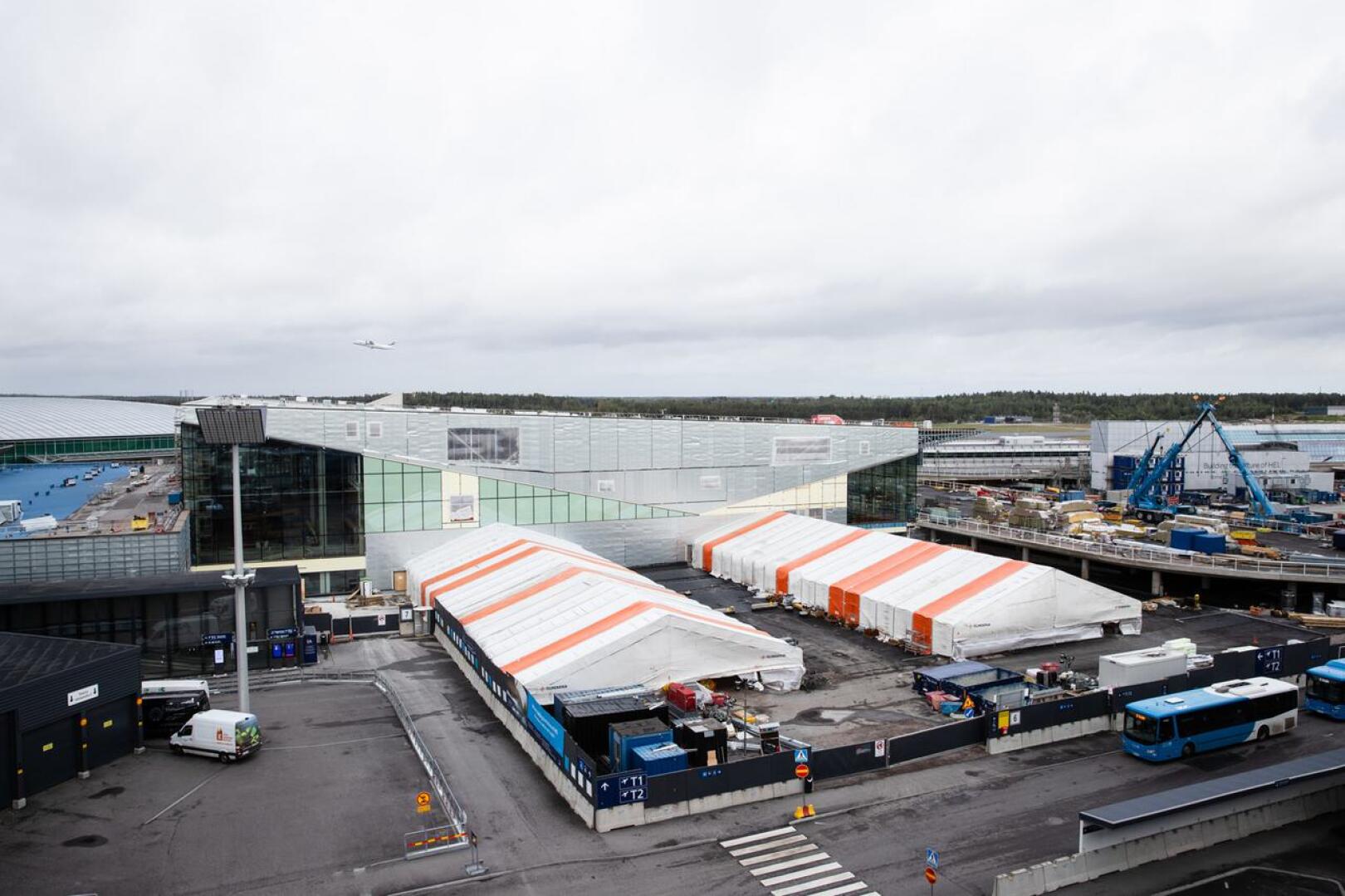 Finavia ylläpitää yhteensä 21 lentokenttää Suomessa. Helsinki-Vantaan laajennusta jatketaan pandemian aiheuttamasta matkustajakadosta huolimatta.
