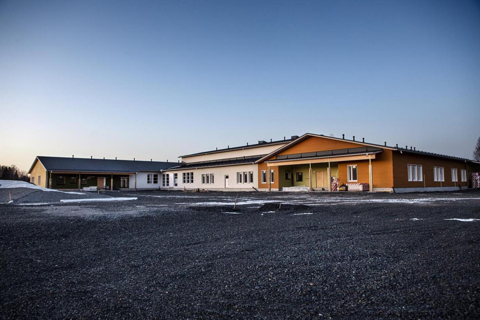 Alavetelin uusi koulu rakennettiin Alavetelin terveysaseman ja urheilukentän väliin. Se on lähempänä kylän keskustaa kuin Tastin mäellä seisova edeltäjänsä.
