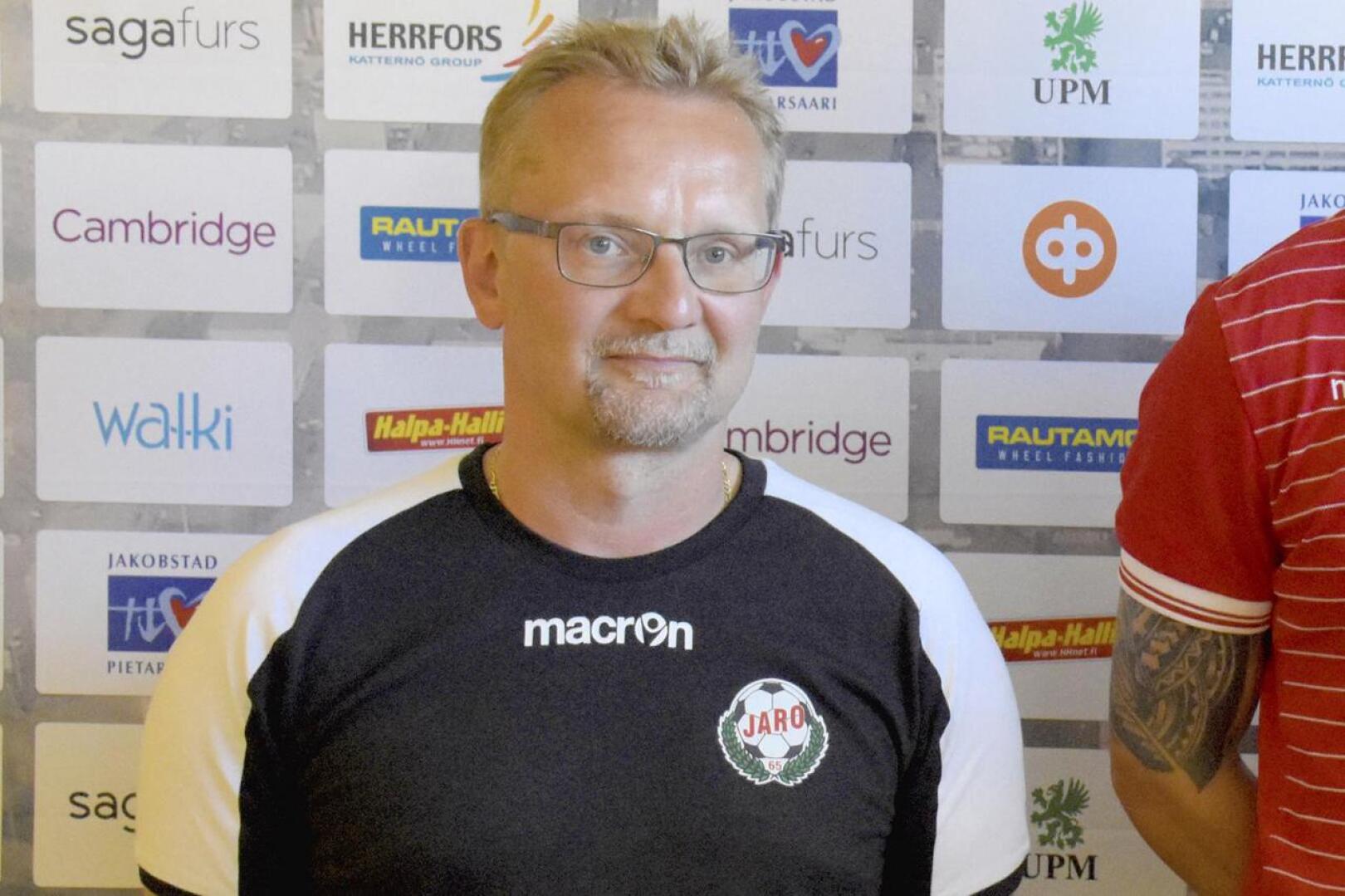 Tomi Kärkkäinen ehti olla Ykkösessä pelaavan Pietarsaaren Jaron päävalmentajana vajaan vuoden ajan.
