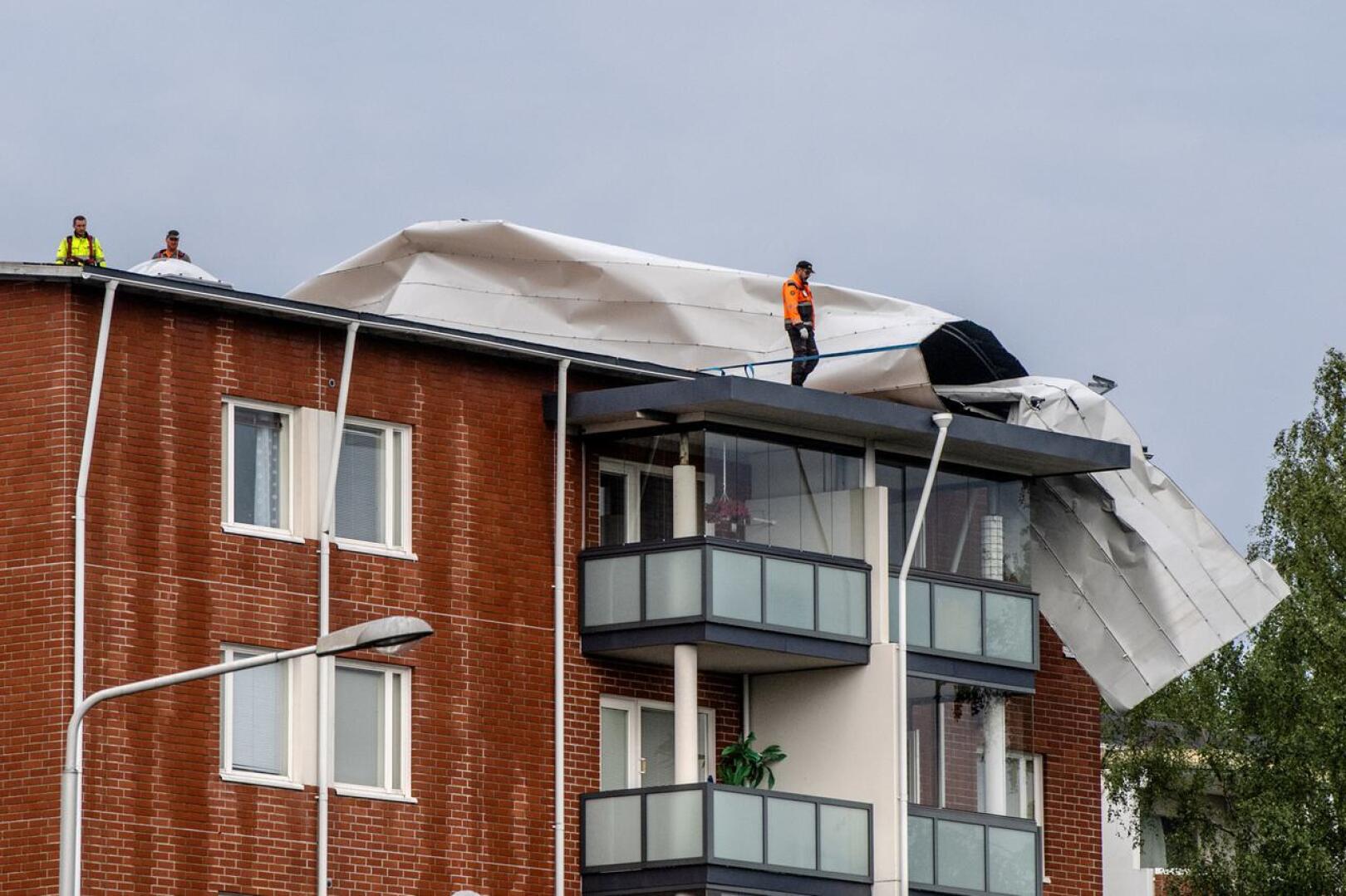 Kokkolassa Hakalahdenkadulla tuuli puhalsi pellit irti kerrostalon katolta.