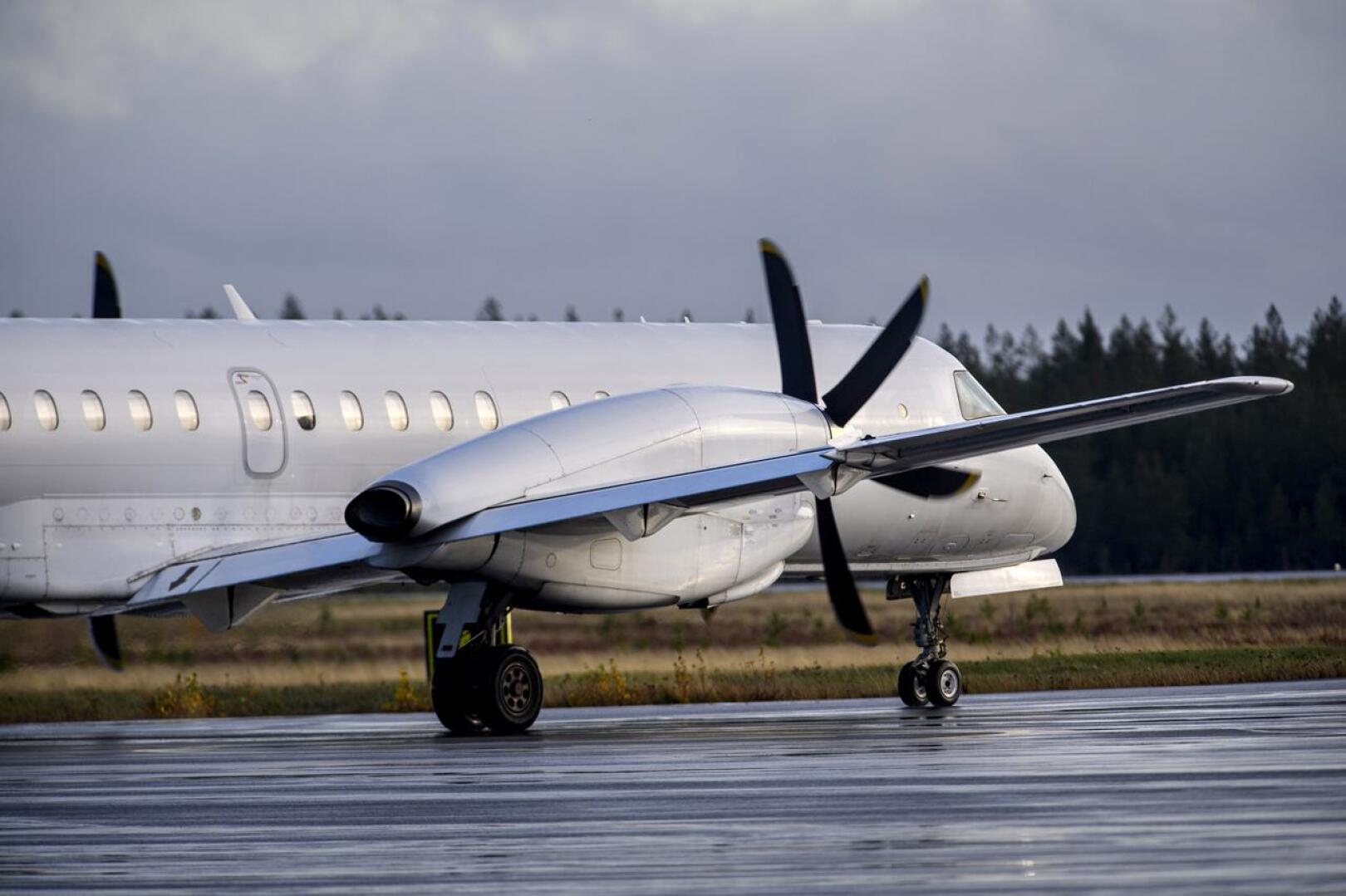 NyxAir lentää Kruunupyyn ja Helsingin välillä Saab 2000 -koneella, jossa on paikkoja 50 matkustajalle.