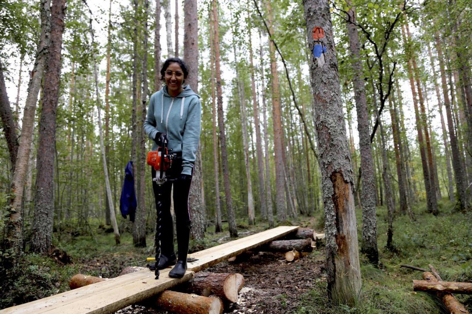 Italialainen Rania on yksi 18:sta EVS-vaihtarista Salamajärvellä. Rania poraa reikää uuteen pitkospuuhun ja reikään hakattiin puutappi pitämään puut paikallaan. 