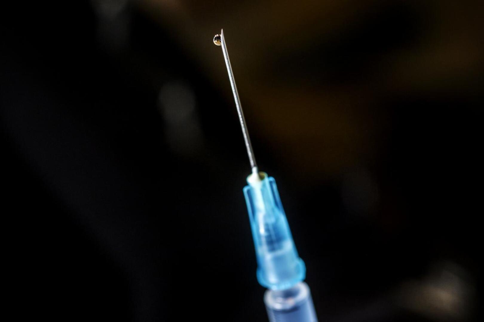 Viranomaiset muistuttavat jälleen, että rokotukset ovat edelleen ainoa kestävä keino epidemian hillitsemiseksi. 
