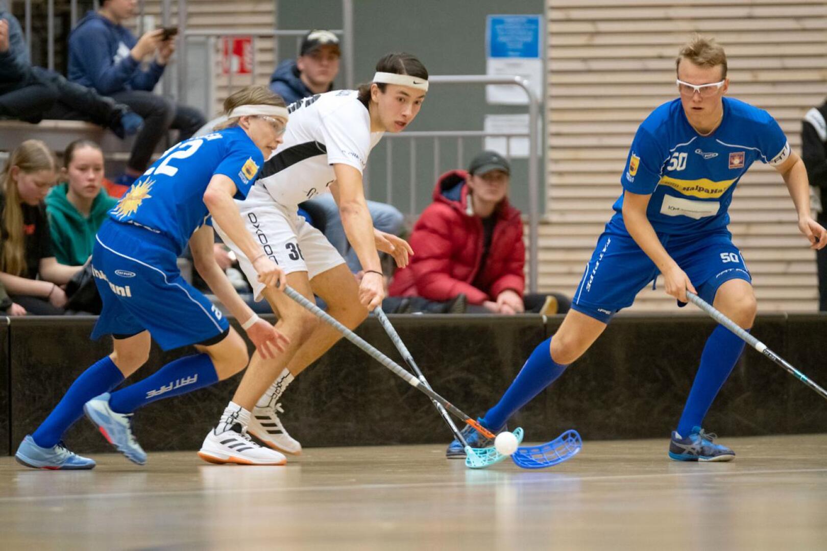 Kakkosdivisioonan runkosarjassa Nibacos ja Blue Fox voittivat kotipelinsä joukkueiden keskinäisissä otteluissa. Marraskuun lopussa Nibacoksen Urho Koljonen (vas.) ja Artturi Porko kamppailivat pallosta Blue Foxin Didrik Lillaksen kanssa.