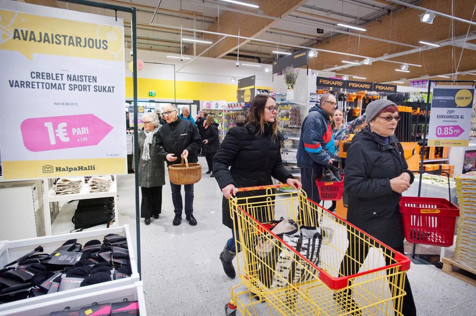 HalpaHalli avasi myymälän Äänekosken Kotakennäälle, joka on uusi kaupan alue Ääneskoskella nelostien uuden linjauksen tuntumassa.