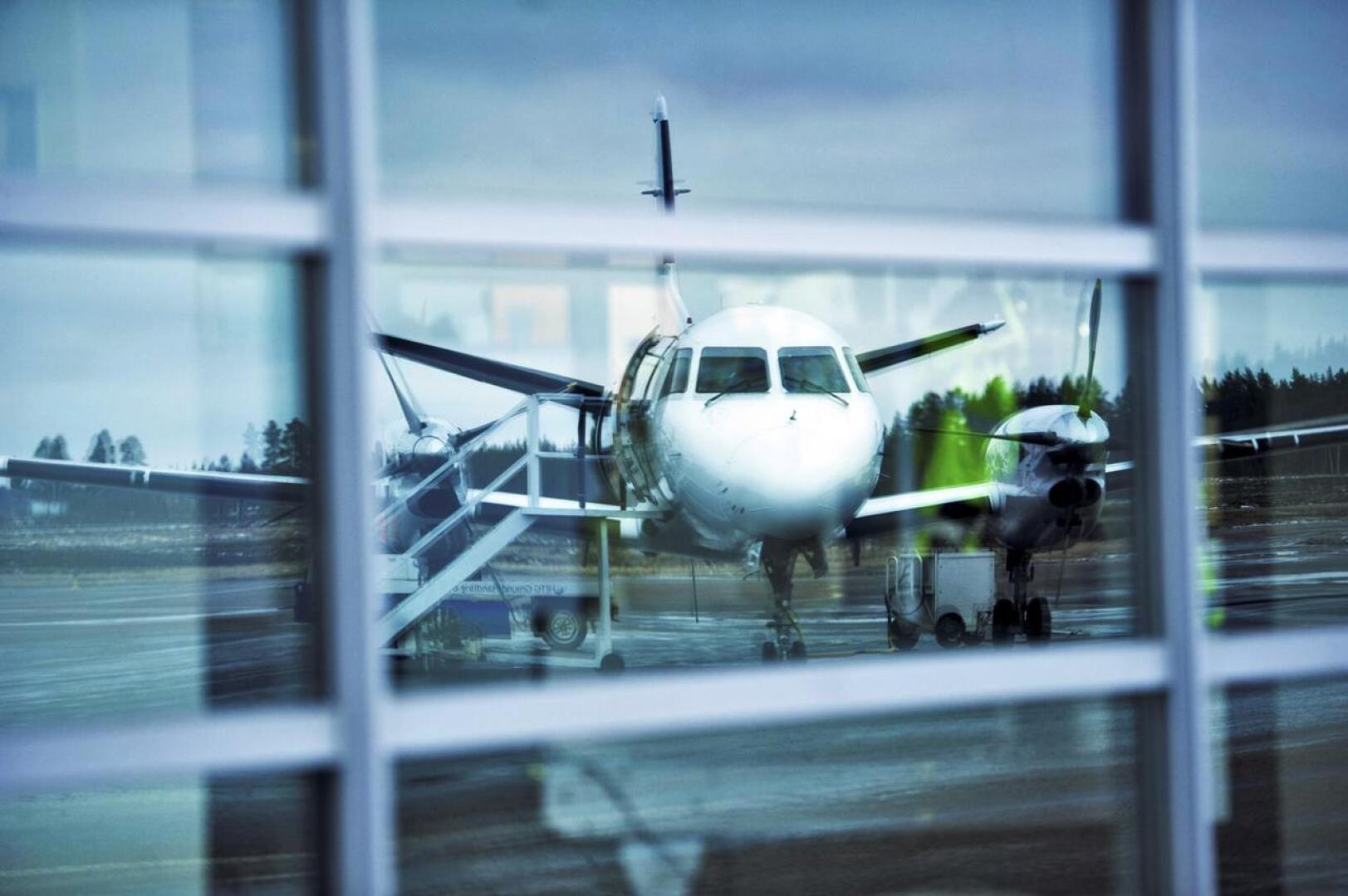 Kokkola-Pietarsaaren lentoaseman matkustajamäärät ovat notkahtaneet ja alueen elinkeinoelämä toivoo, että nousukiitoon matkustajamäärissä päästäisiin järkevöittämällä aikatauluja.
